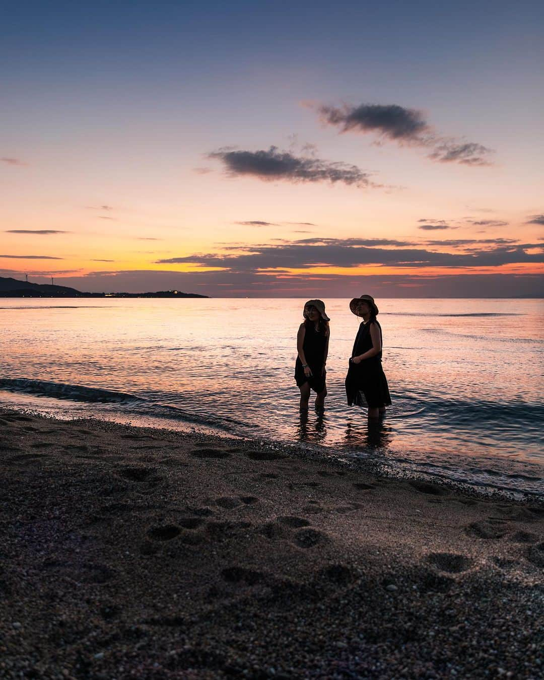 kyoko_zzzさんのインスタグラム写真 - (kyoko_zzzInstagram)「End of summer silhouette   #慶野松原 で出会った素敵な彼女たち #夕日百選  Yui さん( @yuitan_528 )、Miku ( @_miiku___ )さん、ありがとうございました🥰 ほんとーに素敵なおふたり！」10月4日 21時38分 - kyoko_zzz