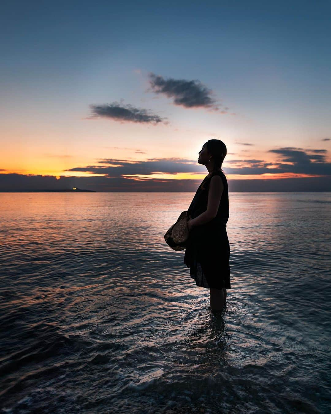 kyoko_zzzのインスタグラム：「End of summer silhouette   #慶野松原 で出会った素敵な彼女たち #夕日百選  Yui さん( @yuitan_528 )、Miku ( @_miiku___ )さん、ありがとうございました🥰 ほんとーに素敵なおふたり！」