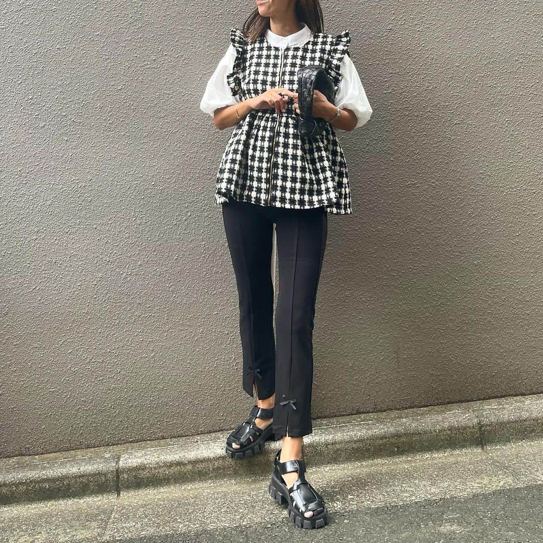 ayuuu_mamさんのインスタグラム写真 - (ayuuu_mamInstagram)「レギパンCODE🖤  スリット×おリボンが可愛い @myu____official のレギパンに一目惚れ！✨  ストレッチが効いてて抜群に履きやすい🖤 @uchimasu がパールバージョンを履いててそちらも欲しくなる🥹✨  ストーリーズにリンク貼りますね😍  #pr #大人可愛い #きれいめカジュアル #モノトーンコーデ #レギパン #スリットパンツ #秋服コーデ #ブラウスコーデ #ジレコーデ #ツイードベスト #ベストコーデ #myu_official #myu公式モデル #あゆまむコーデ #30代コーデ #30代ママコーデ #プチプラ高見えコーデ #bottega #nostalgia」10月4日 21時38分 - ayuuu_mam