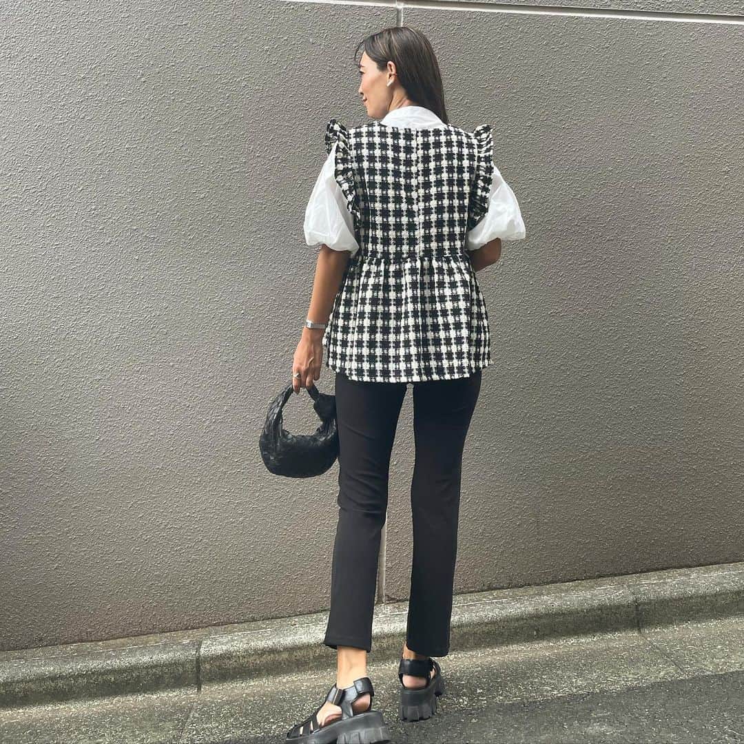 ayuuu_mamさんのインスタグラム写真 - (ayuuu_mamInstagram)「レギパンCODE🖤  スリット×おリボンが可愛い @myu____official のレギパンに一目惚れ！✨  ストレッチが効いてて抜群に履きやすい🖤 @uchimasu がパールバージョンを履いててそちらも欲しくなる🥹✨  ストーリーズにリンク貼りますね😍  #pr #大人可愛い #きれいめカジュアル #モノトーンコーデ #レギパン #スリットパンツ #秋服コーデ #ブラウスコーデ #ジレコーデ #ツイードベスト #ベストコーデ #myu_official #myu公式モデル #あゆまむコーデ #30代コーデ #30代ママコーデ #プチプラ高見えコーデ #bottega #nostalgia」10月4日 21時38分 - ayuuu_mam