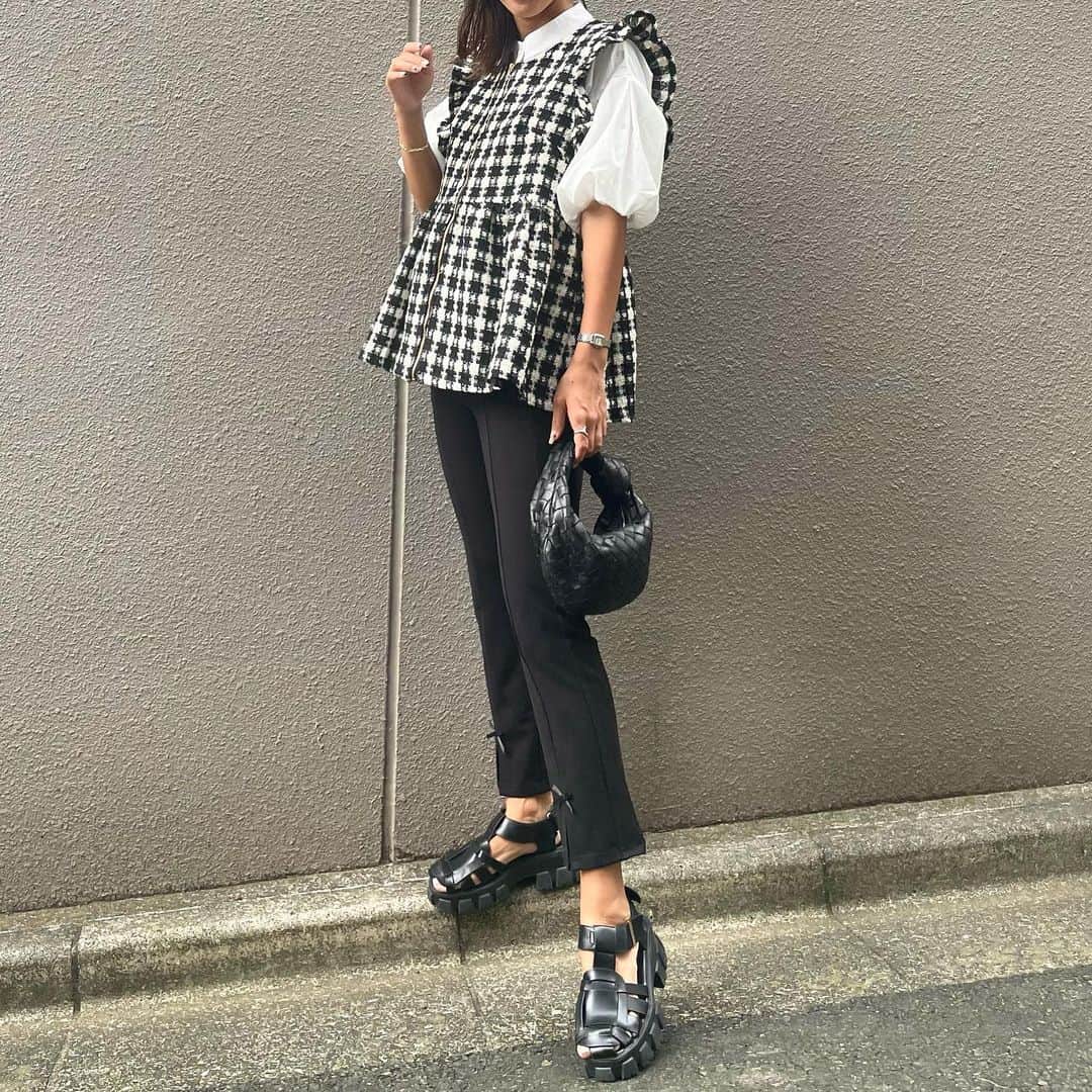 ayuuu_mamさんのインスタグラム写真 - (ayuuu_mamInstagram)「レギパンCODE🖤  スリット×おリボンが可愛い @myu____official のレギパンに一目惚れ！✨  ストレッチが効いてて抜群に履きやすい🖤 @uchimasu がパールバージョンを履いててそちらも欲しくなる🥹✨  ストーリーズにリンク貼りますね😍  #pr #大人可愛い #きれいめカジュアル #モノトーンコーデ #レギパン #スリットパンツ #秋服コーデ #ブラウスコーデ #ジレコーデ #ツイードベスト #ベストコーデ #myu_official #myu公式モデル #あゆまむコーデ #30代コーデ #30代ママコーデ #プチプラ高見えコーデ #bottega #nostalgia」10月4日 21時38分 - ayuuu_mam