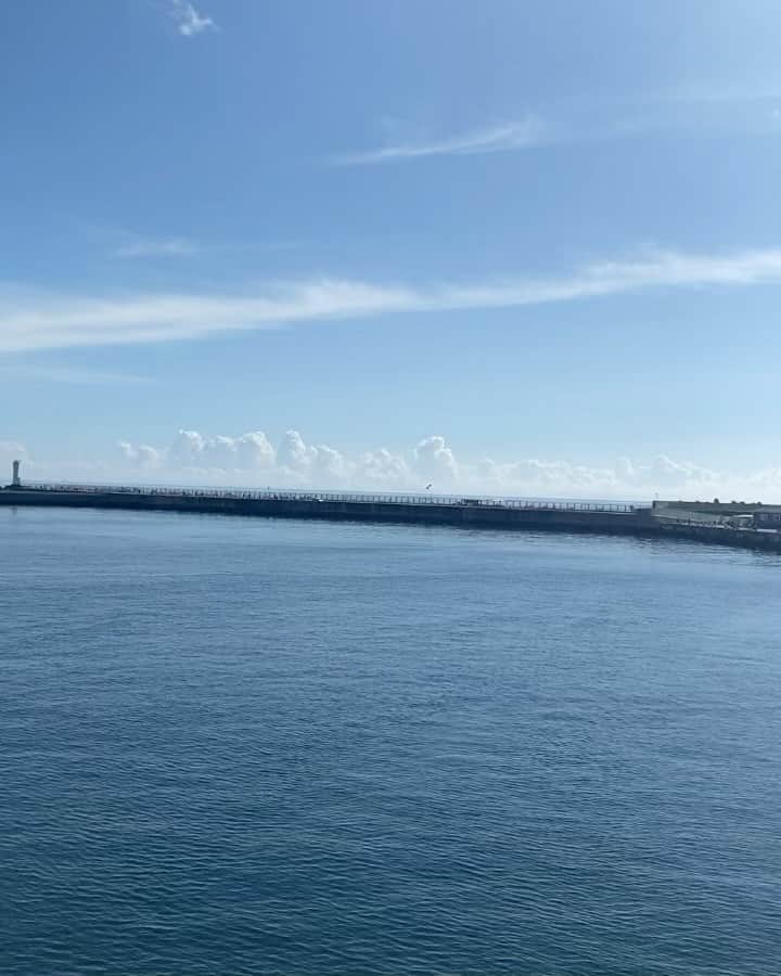 井元英志のインスタグラム：「有吉の壁ありがとうございました！ 初島最高でした！イェーイ✌🏻☺️ あと日差しよけてるどぶろっく江口さんがプロジェクトイーグルすぎました🦅 #有吉の壁 #初島 #プロジェクトイーグル」