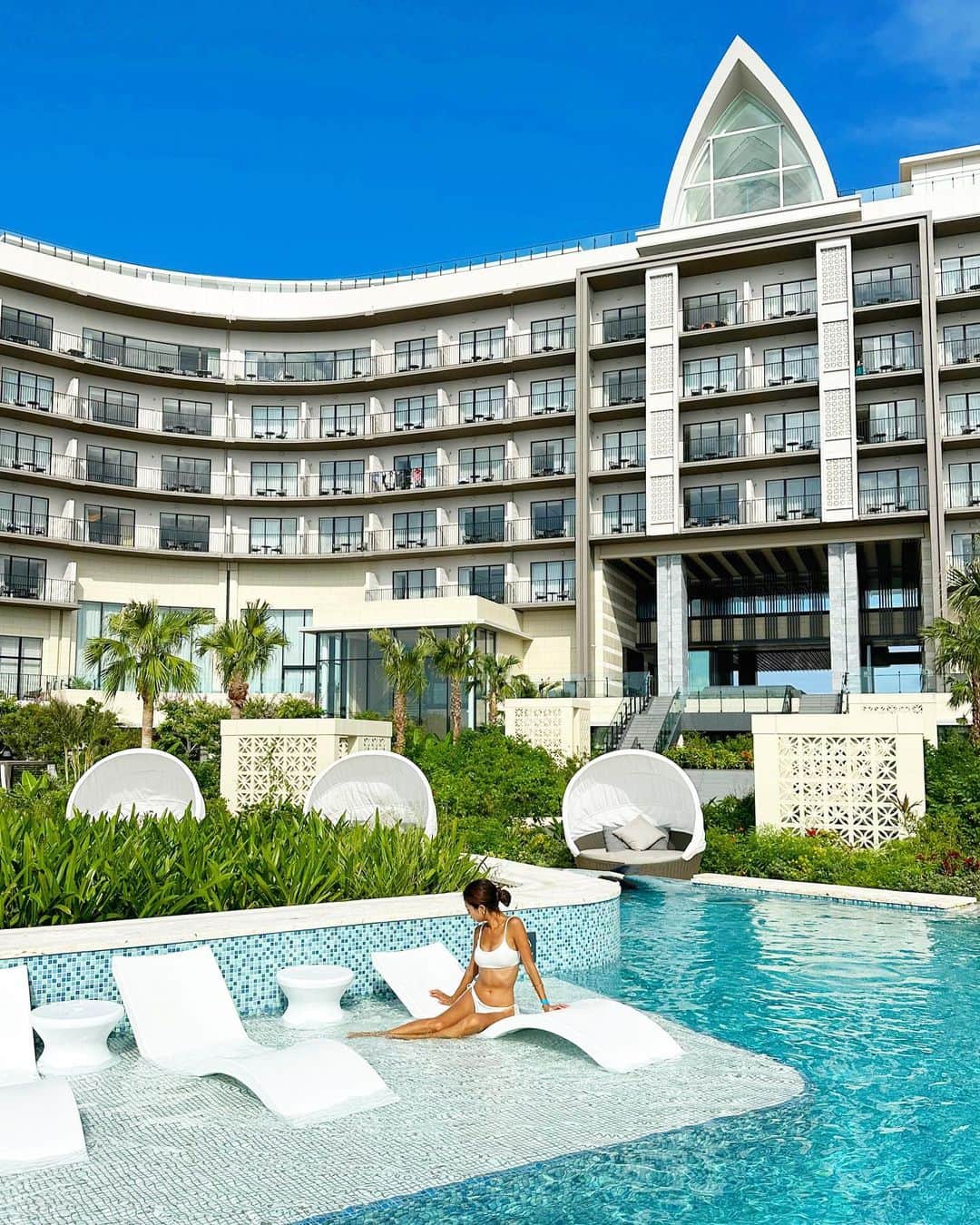 のインスタグラム：「久々のデートday🤍 @hiltonmiyakoisland   夏の昼間にデートできるのは超貴重な私たち🫶 この日もお互いの仕事合間だからビュッフェ30分で食べてプールも1時間ちょっとだったけど楽しすぎたね🤣  秋冬はお出かけしよ🍁 そのためにシーズンもう少し！ がんばろ〜🐈‍⬛🐈🤝」