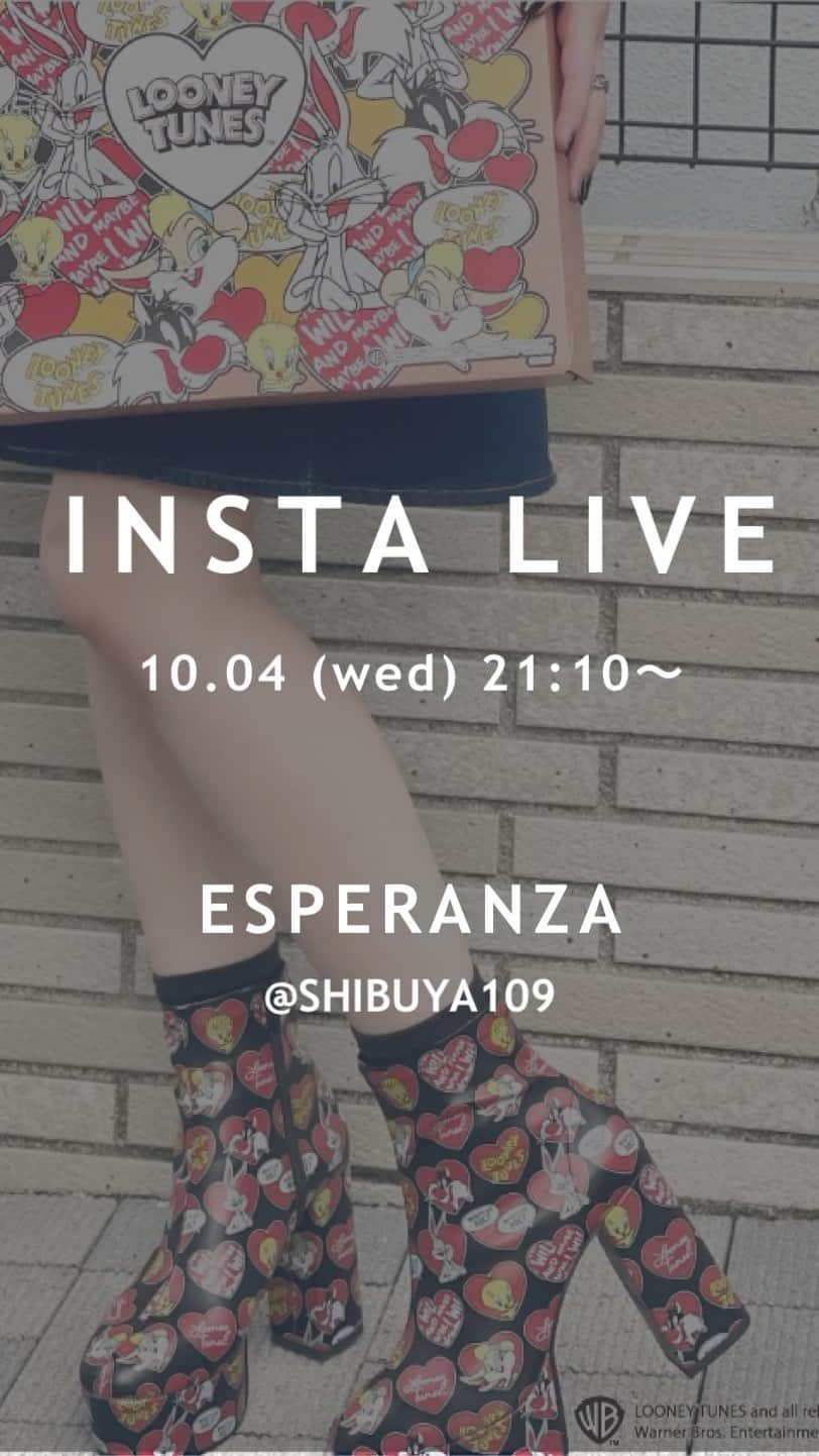 エスペランサ公式のインスタグラム：「10.04(wed) 21:10〜インスタライブ @esperanza__shibuya109   【3ブランドコラボ配信】 @cstandp_official  @grandedge_official  @dollkiss_shibuya109   ・渋谷109限定！ワーナーコラボ発売中 10.15(sun)までノベルティも配布しております、是非ご来店お待ちしております。  ご視聴頂きありがとうございました！ 是非チェックしてみてください✔︎  #エスペランサ #渋谷109 #shibuya109 #109 #ルーニーテューンズ #ワーナーブラザース #ショートブーツ #パンプス #109限定商品 #トートバッグコーデ #トートバック」