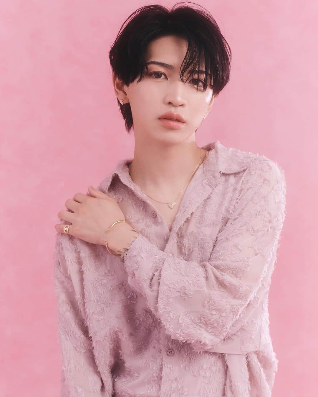 岩橋玄樹さんのインスタグラム写真 - (岩橋玄樹Instagram)「僕の夢だった初めてのプロデュースブランドをローンチすることになりました！  「TwO hundRED」は金属アレルギーである僕と同じような悩みを持つみんなも楽しめるような全アイテムがアレルギーフリー素材を使ったブランドになっています。デザインも僕が全部考えて作りました! 実はライブツアーでも初日から最終日までずっと身に着けていました✨気づいていたかな？？  先行受注期間は今日から～10/10（火）までだよ！ 期間中にご注文いただいた人には特別特典もあるよ！  僕がつけたブランド名の意味やこだわりポイント、インタビューもオンラインサイトに載っているので商品と合わせてぜひチェックしてね！  公式Instagramアカウント @twohundred_jp のフォローもお忘れなく。 愛をたくさん注いだアクセサリーが皆さんの手に届くのがとっても楽しみです！   #TwOhundRED」10月4日 21時44分 - genki_iwahashi_17