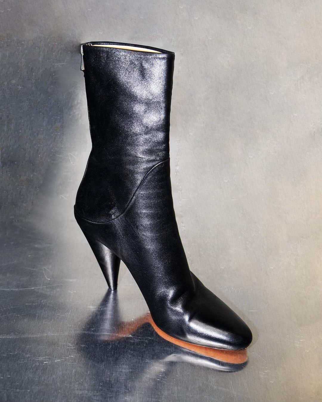 プロエンザスクーラーのインスタグラム：「Fall 2023: Cone Ankle Boot   Discover now at proenzaschouler.com  #proenzaschouler」