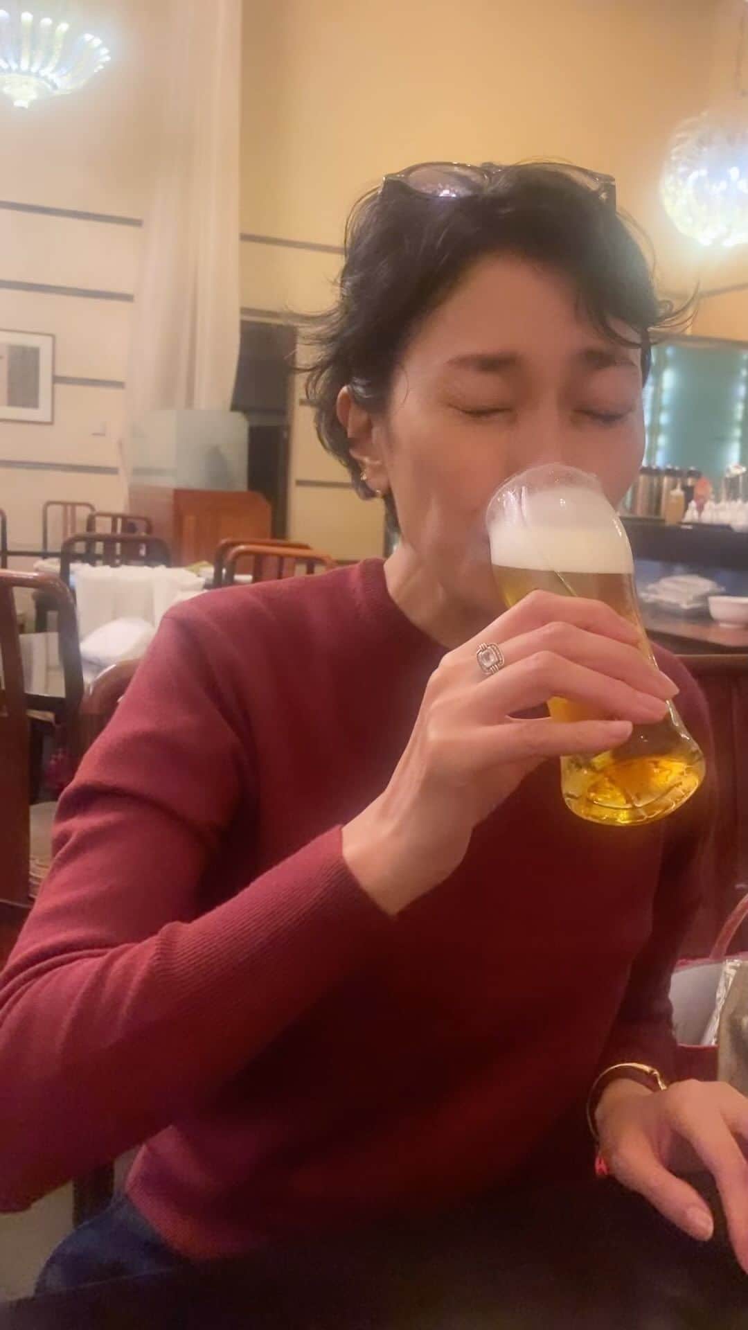板谷由夏 のインスタグラム：「今日もおつかれさま！ スキアラバ呑む‼️ 明日は朝から電波ジャック、張り切ってイかせていただきます！」