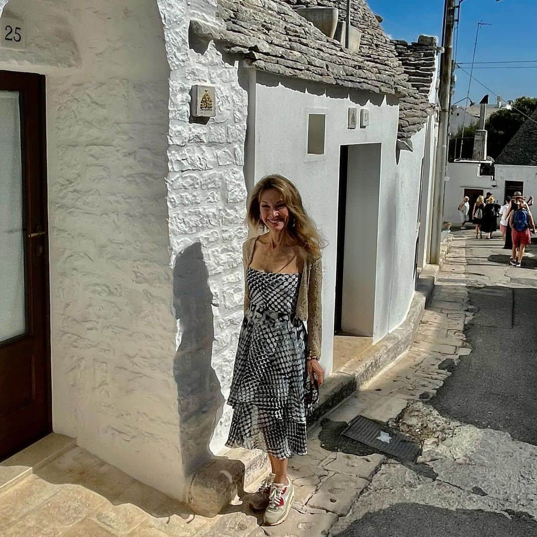 スーザン・ルッチのインスタグラム：「Alberobello!  I love you Trulli❤️🇮🇹💃🏽 #magicalpuglia」