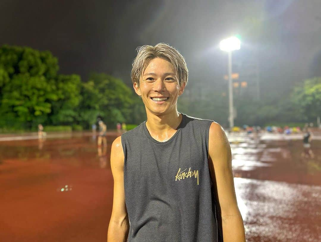 三津家貴也のインスタグラム：「. 今日は午前も午後も1000mインターバル🏃‍♂️ みんなでしっかりといい練習積むことができました！！ 先ほどストーリーでもアップしましたが 今回神戸マラソンやってみようプロジェクトを行います！ #神戸マラソンやってみよう #神戸やってみよう このハッシュタグでSNSを投稿してくださった方にプレゼントをたくさん用意しています！ 神戸マラソン前からみんなで繋がったり刺激し合うことでチャレンジを後押したい！ 今から練習や目標を共有しあって一緒に楽しく盛りあがろう☺️☝️ ぜひたくさんハッシュタグ使って練習報告や目標を投稿してみてください！！ 三津家や神戸マラソン走る方々がいいねしにいきます❤️ #神戸マラソン #ランニング #マラソン」