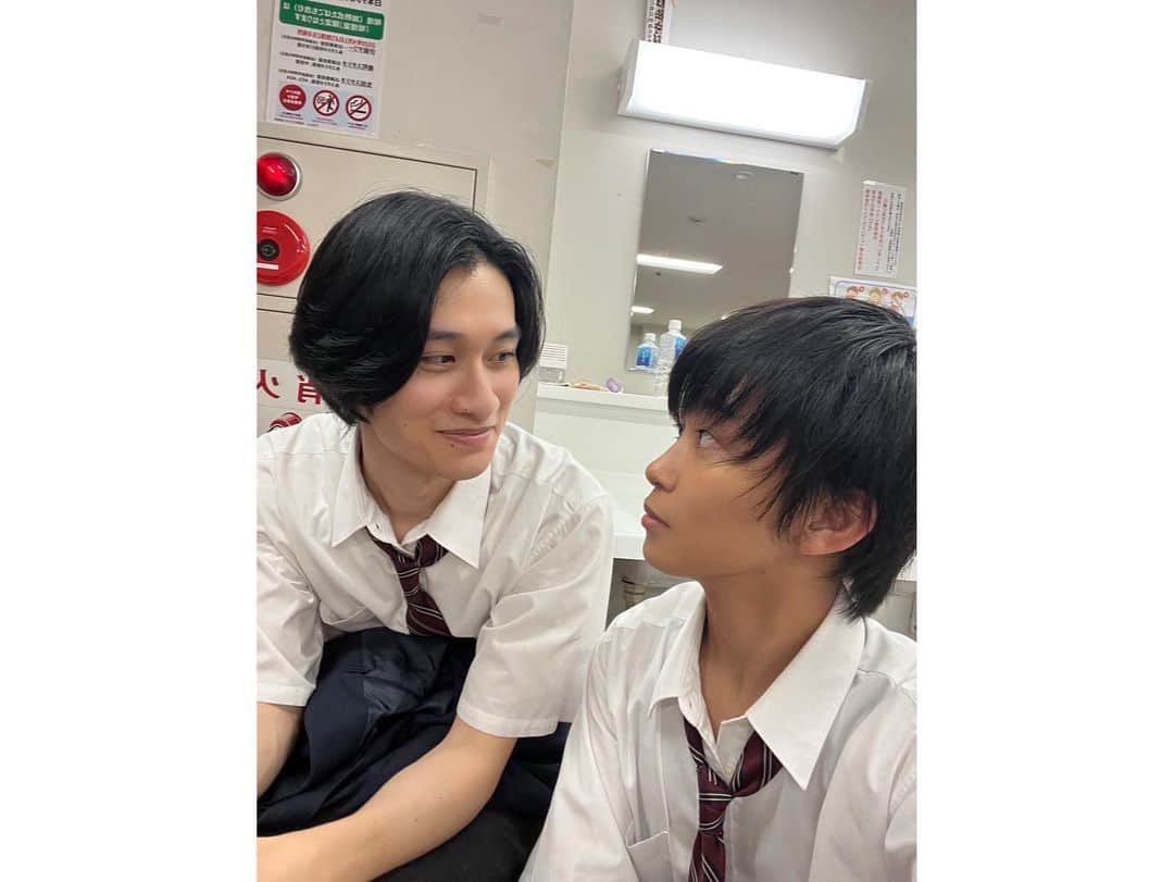 加藤清史郎さんのインスタグラム写真 - (加藤清史郎Instagram)「・ さぁ、行きますよー オフショット祭り。 the 青春なセルフィー達からスタートです！ 　 　  ・あみちゃんと一緒に卒業しました。 @ami_touma_ #當真あみ #東風谷葵 　 　 ・聡真と食堂で蕎麦食した。 #山時聡真 #瓜生陽介 　 　 ・竣くんと見つめあったら照れちゃった。 @asano_shunya #浅野竣哉 #向坂俊二 　 　 ・幸輝とニカッってし過ぎてもはや怖い そして若干映り込む瑞奈ニカ ←高得点◎ @qpitdef #山下幸輝 #藤原大志 (映り込み @utaha.89 #詩羽 #瑞奈ニカ) 　 　 ・梨々花つんとも撮ったでぃ @ririka_tanabe_official #田鍋梨々花 #金澤優芽 　 　 今日はこんなところにしておいて、 明日は加藤外カメラで捉えた、 かわいい人たち放出しまーす＾＾ 　 　 @saikyo_ntv #最高の教師  #相楽琉偉 #加藤清史郎 #オフショット」10月4日 21時46分 - kato_seishiro_official