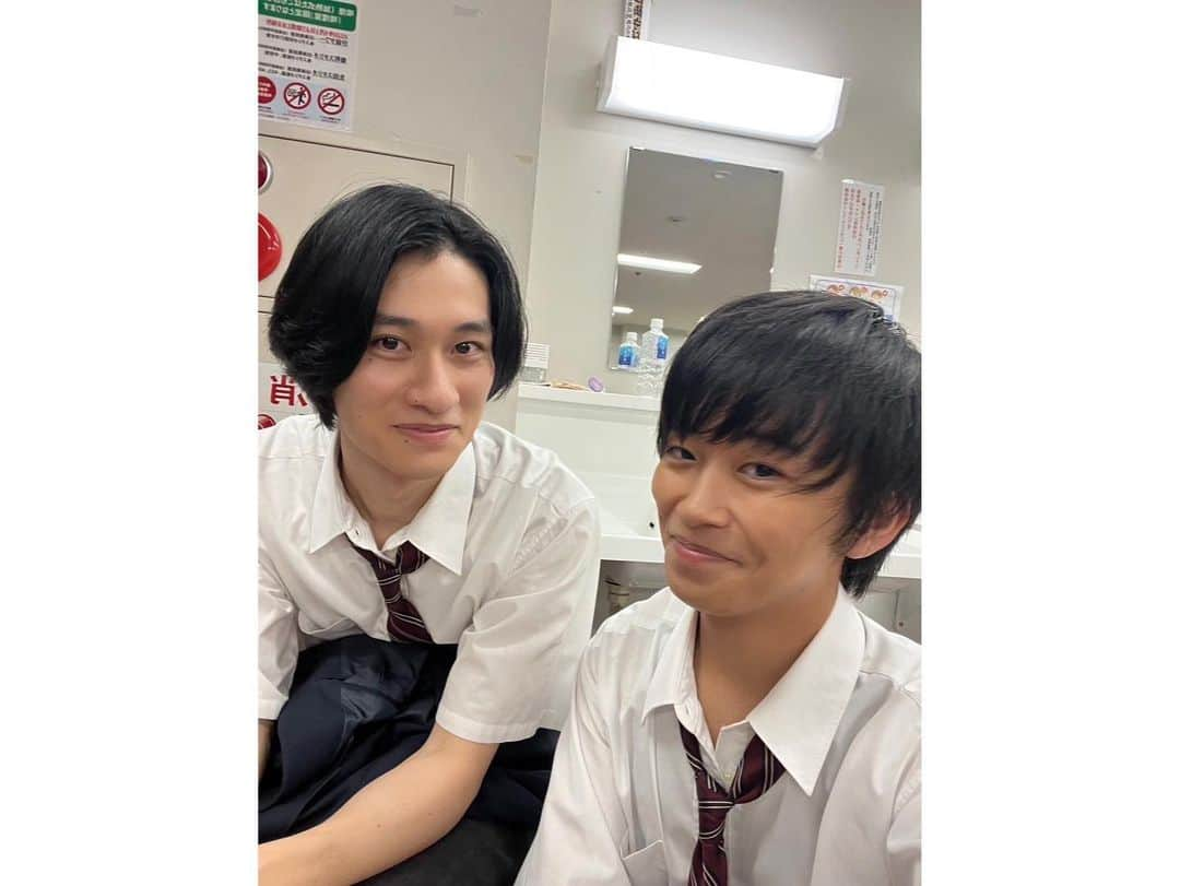 加藤清史郎さんのインスタグラム写真 - (加藤清史郎Instagram)「・ さぁ、行きますよー オフショット祭り。 the 青春なセルフィー達からスタートです！ 　 　  ・あみちゃんと一緒に卒業しました。 @ami_touma_ #當真あみ #東風谷葵 　 　 ・聡真と食堂で蕎麦食した。 #山時聡真 #瓜生陽介 　 　 ・竣くんと見つめあったら照れちゃった。 @asano_shunya #浅野竣哉 #向坂俊二 　 　 ・幸輝とニカッってし過ぎてもはや怖い そして若干映り込む瑞奈ニカ ←高得点◎ @qpitdef #山下幸輝 #藤原大志 (映り込み @utaha.89 #詩羽 #瑞奈ニカ) 　 　 ・梨々花つんとも撮ったでぃ @ririka_tanabe_official #田鍋梨々花 #金澤優芽 　 　 今日はこんなところにしておいて、 明日は加藤外カメラで捉えた、 かわいい人たち放出しまーす＾＾ 　 　 @saikyo_ntv #最高の教師  #相楽琉偉 #加藤清史郎 #オフショット」10月4日 21時46分 - kato_seishiro_official