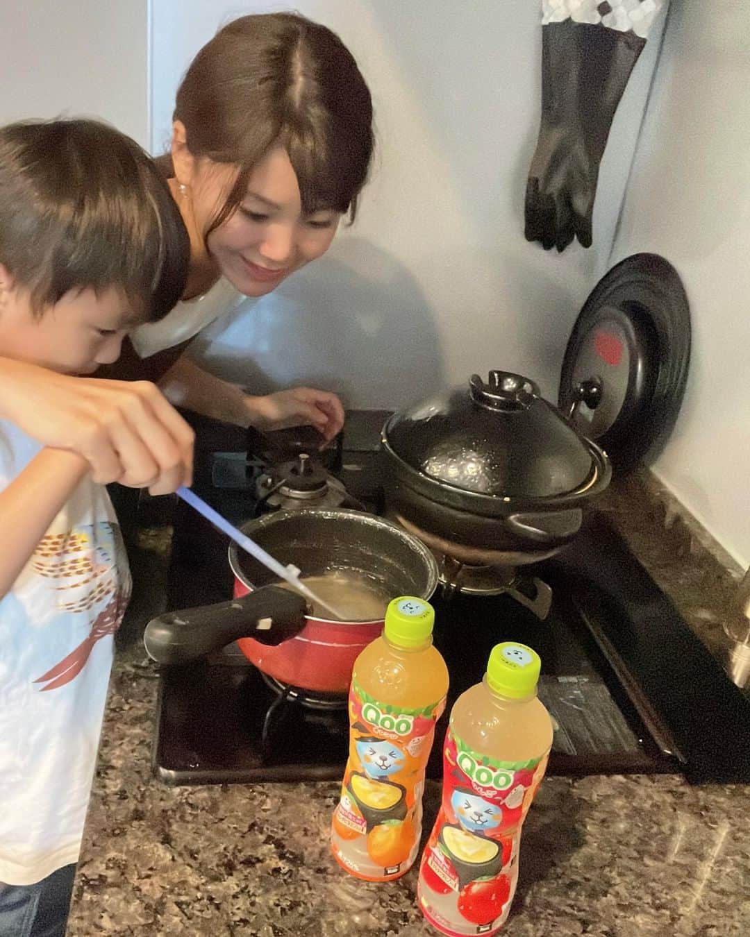 長谷川真美さんのインスタグラム写真 - (長谷川真美Instagram)「#PR   #ハロウィンスイーツ 親子で一緒にQooを使った ハロウィンレシピを作ってみたよ👻💕  作ったのは… 「目玉ゼリーのフルーツポンチ」👀 簡単に作れたし息子も喜んでいたし 他のレシピにもチャレンジしてみたいな💪  今度は友達を呼んで #ハロウィンパーティー したいな👻💓 みんな驚きそう！！！ 目玉が固まりきってないハプニングがあったけど 崩れているのがまた味が出て良かったかも💀笑  Qoo詰め合わせボックスや持ち運べるローベンチなど 豪華景品が当たるキャンペーンも実施中みたい‼️  生まれ変わったQooなら美味しく飲めるし 管理栄養士推奨・マルチビタミン入りだから 安心して飲ませられるし 親の罪悪感も少ないくてよかったよ☺️✨  @cchannel_lemonsquare @qoo_japan #qoo #qooオレンジ #qooりんご #qooハロウィン #わくわくハロウィンパーティー #魔法のハロウィンレシピ #ハロウィン #lemonsquare🍋」10月4日 21時48分 - maami.hase