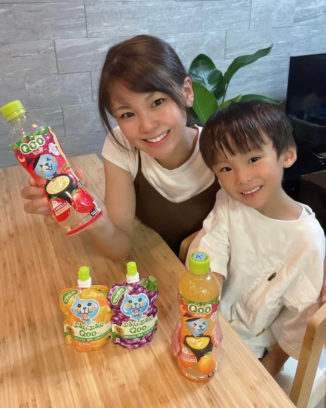 長谷川真美さんのインスタグラム写真 - (長谷川真美Instagram)「#PR   #ハロウィンスイーツ 親子で一緒にQooを使った ハロウィンレシピを作ってみたよ👻💕  作ったのは… 「目玉ゼリーのフルーツポンチ」👀 簡単に作れたし息子も喜んでいたし 他のレシピにもチャレンジしてみたいな💪  今度は友達を呼んで #ハロウィンパーティー したいな👻💓 みんな驚きそう！！！ 目玉が固まりきってないハプニングがあったけど 崩れているのがまた味が出て良かったかも💀笑  Qoo詰め合わせボックスや持ち運べるローベンチなど 豪華景品が当たるキャンペーンも実施中みたい‼️  生まれ変わったQooなら美味しく飲めるし 管理栄養士推奨・マルチビタミン入りだから 安心して飲ませられるし 親の罪悪感も少ないくてよかったよ☺️✨  @cchannel_lemonsquare @qoo_japan #qoo #qooオレンジ #qooりんご #qooハロウィン #わくわくハロウィンパーティー #魔法のハロウィンレシピ #ハロウィン #lemonsquare🍋」10月4日 21時48分 - maami.hase