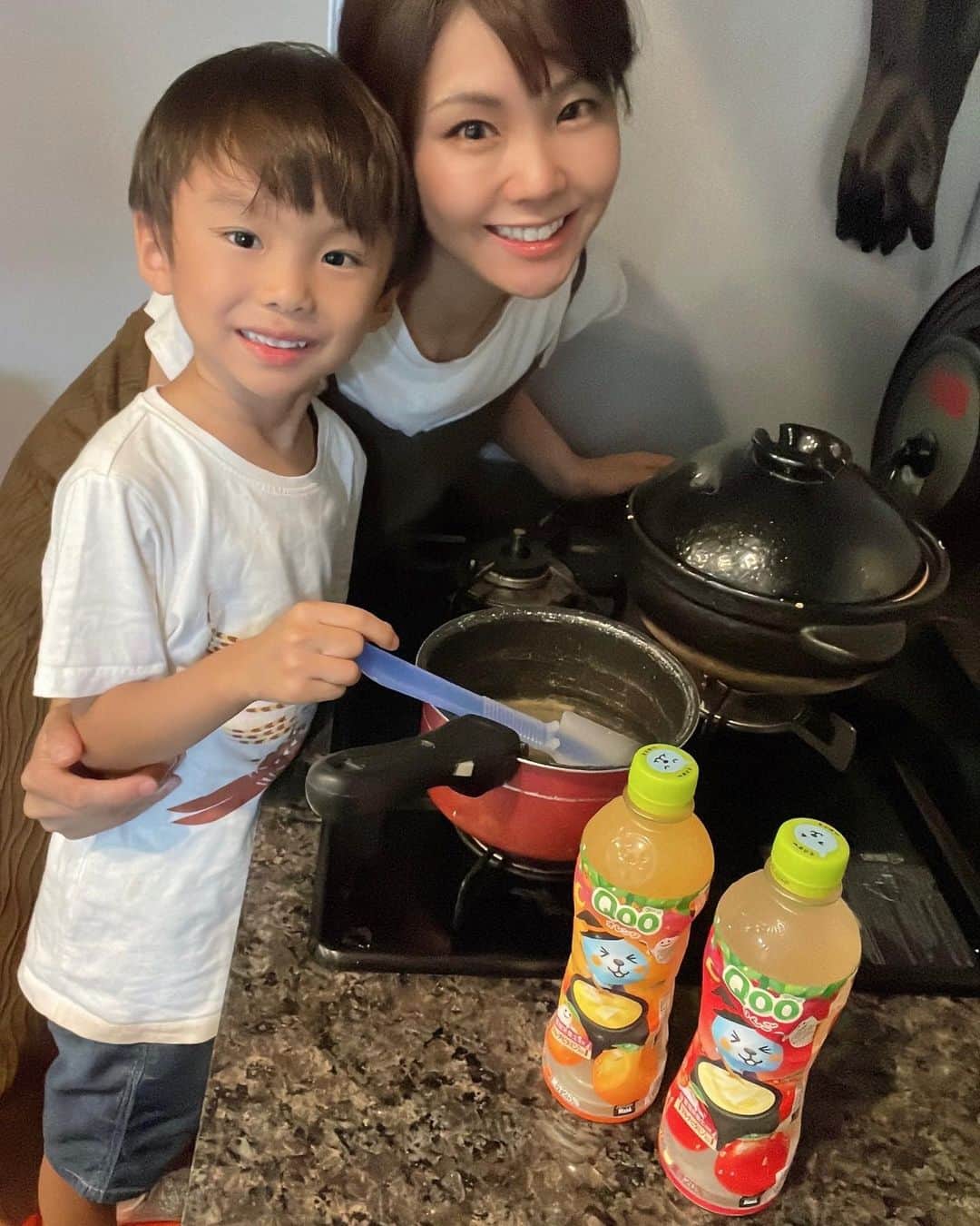 長谷川真美さんのインスタグラム写真 - (長谷川真美Instagram)「#PR   #ハロウィンスイーツ 親子で一緒にQooを使った ハロウィンレシピを作ってみたよ👻💕  作ったのは… 「目玉ゼリーのフルーツポンチ」👀 簡単に作れたし息子も喜んでいたし 他のレシピにもチャレンジしてみたいな💪  今度は友達を呼んで #ハロウィンパーティー したいな👻💓 みんな驚きそう！！！ 目玉が固まりきってないハプニングがあったけど 崩れているのがまた味が出て良かったかも💀笑  Qoo詰め合わせボックスや持ち運べるローベンチなど 豪華景品が当たるキャンペーンも実施中みたい‼️  生まれ変わったQooなら美味しく飲めるし 管理栄養士推奨・マルチビタミン入りだから 安心して飲ませられるし 親の罪悪感も少ないくてよかったよ☺️✨  @cchannel_lemonsquare @qoo_japan #qoo #qooオレンジ #qooりんご #qooハロウィン #わくわくハロウィンパーティー #魔法のハロウィンレシピ #ハロウィン #lemonsquare🍋」10月4日 21時48分 - maami.hase