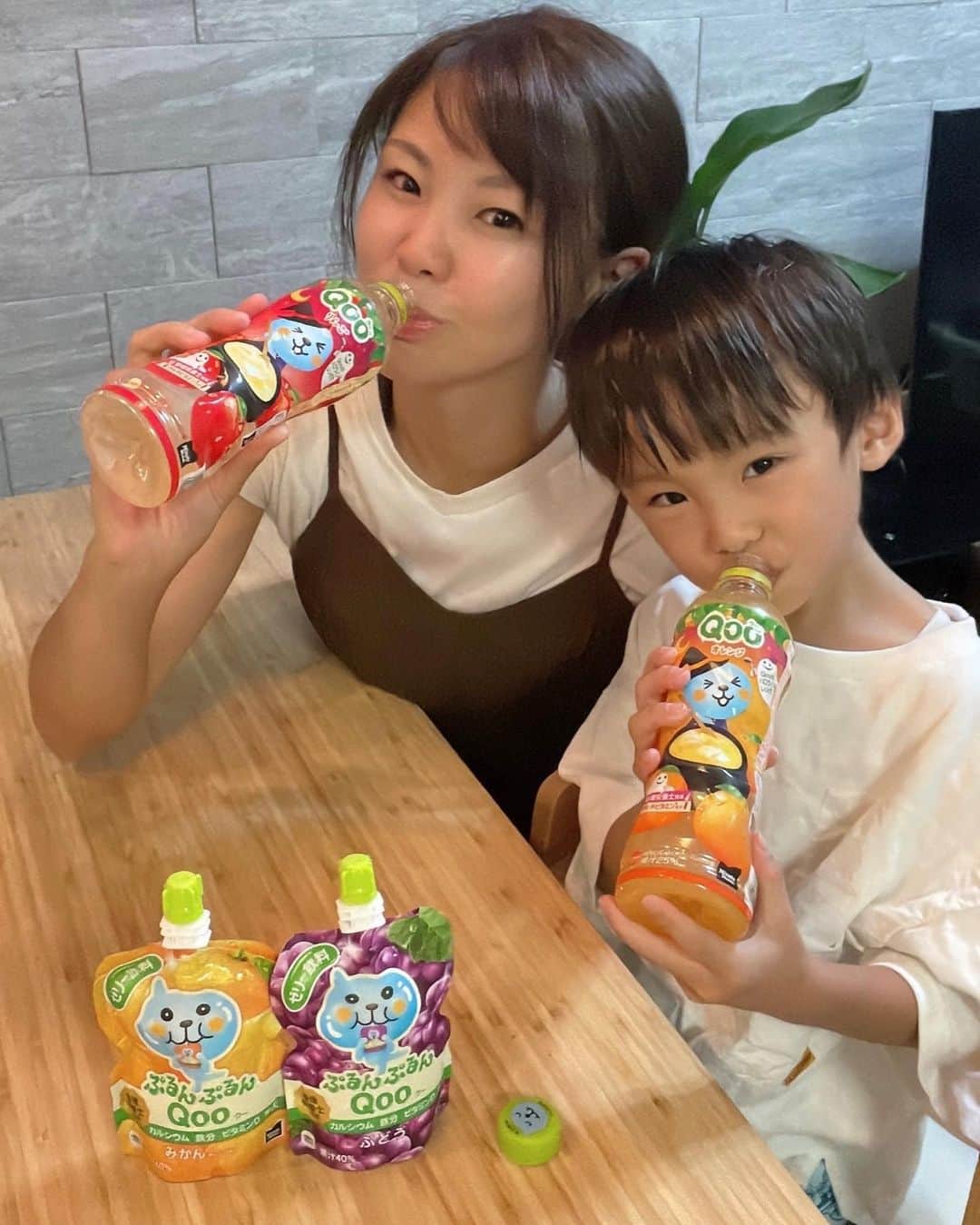 長谷川真美さんのインスタグラム写真 - (長谷川真美Instagram)「#PR   #ハロウィンスイーツ 親子で一緒にQooを使った ハロウィンレシピを作ってみたよ👻💕  作ったのは… 「目玉ゼリーのフルーツポンチ」👀 簡単に作れたし息子も喜んでいたし 他のレシピにもチャレンジしてみたいな💪  今度は友達を呼んで #ハロウィンパーティー したいな👻💓 みんな驚きそう！！！ 目玉が固まりきってないハプニングがあったけど 崩れているのがまた味が出て良かったかも💀笑  Qoo詰め合わせボックスや持ち運べるローベンチなど 豪華景品が当たるキャンペーンも実施中みたい‼️  生まれ変わったQooなら美味しく飲めるし 管理栄養士推奨・マルチビタミン入りだから 安心して飲ませられるし 親の罪悪感も少ないくてよかったよ☺️✨  @cchannel_lemonsquare @qoo_japan #qoo #qooオレンジ #qooりんご #qooハロウィン #わくわくハロウィンパーティー #魔法のハロウィンレシピ #ハロウィン #lemonsquare🍋」10月4日 21時48分 - maami.hase