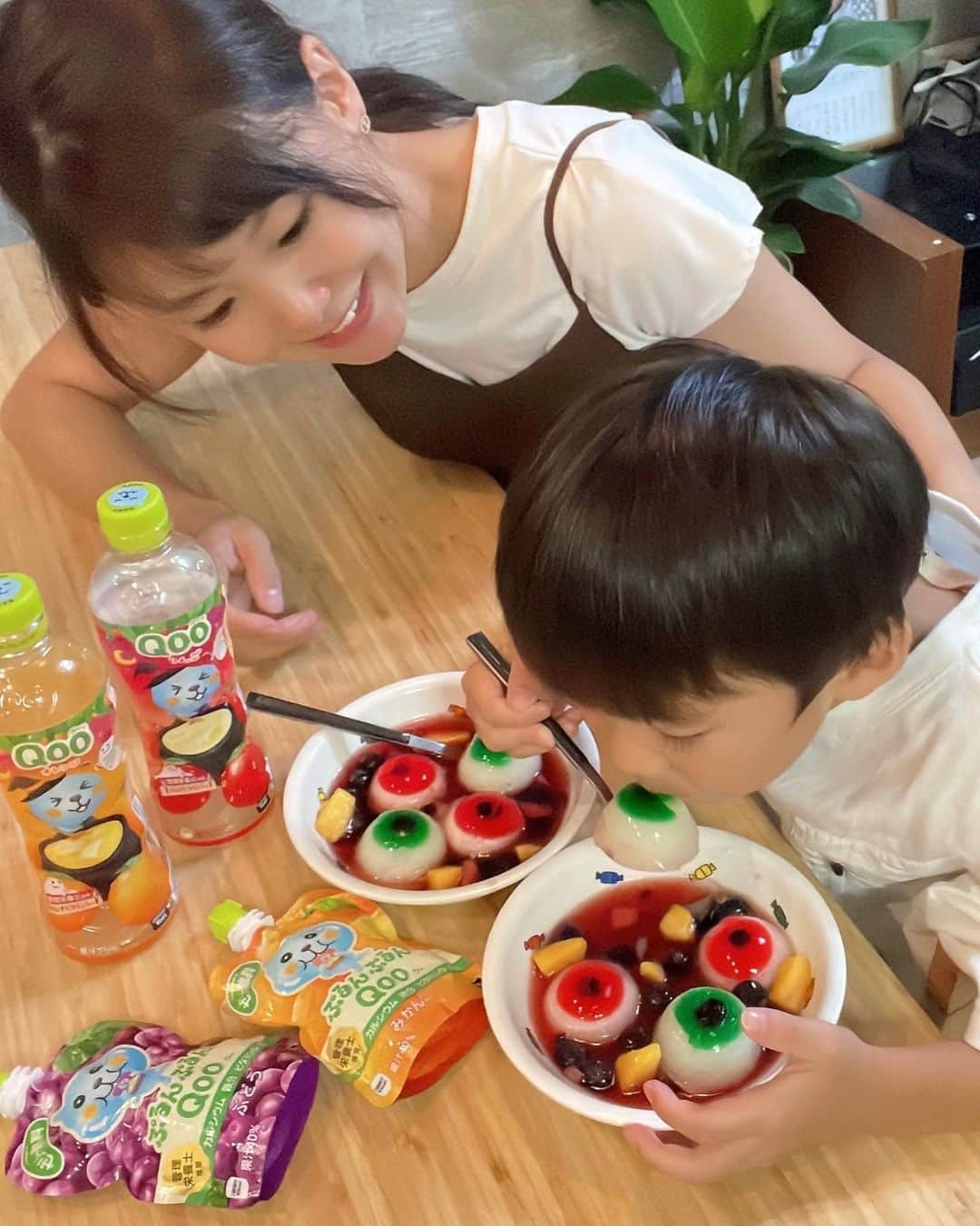 長谷川真美さんのインスタグラム写真 - (長谷川真美Instagram)「#PR   #ハロウィンスイーツ 親子で一緒にQooを使った ハロウィンレシピを作ってみたよ👻💕  作ったのは… 「目玉ゼリーのフルーツポンチ」👀 簡単に作れたし息子も喜んでいたし 他のレシピにもチャレンジしてみたいな💪  今度は友達を呼んで #ハロウィンパーティー したいな👻💓 みんな驚きそう！！！ 目玉が固まりきってないハプニングがあったけど 崩れているのがまた味が出て良かったかも💀笑  Qoo詰め合わせボックスや持ち運べるローベンチなど 豪華景品が当たるキャンペーンも実施中みたい‼️  生まれ変わったQooなら美味しく飲めるし 管理栄養士推奨・マルチビタミン入りだから 安心して飲ませられるし 親の罪悪感も少ないくてよかったよ☺️✨  @cchannel_lemonsquare @qoo_japan #qoo #qooオレンジ #qooりんご #qooハロウィン #わくわくハロウィンパーティー #魔法のハロウィンレシピ #ハロウィン #lemonsquare🍋」10月4日 21時48分 - maami.hase