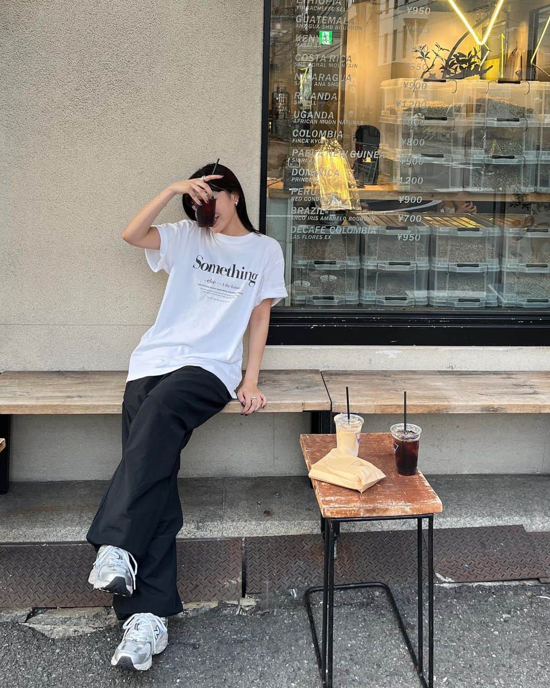 内山愛のインスタグラム：「☕️♡  仕事合間の休憩ゆるり服🧎🏻 とっても雰囲気良くて素敵だったカフェ 大阪またすぐ行きたいなぁ~」