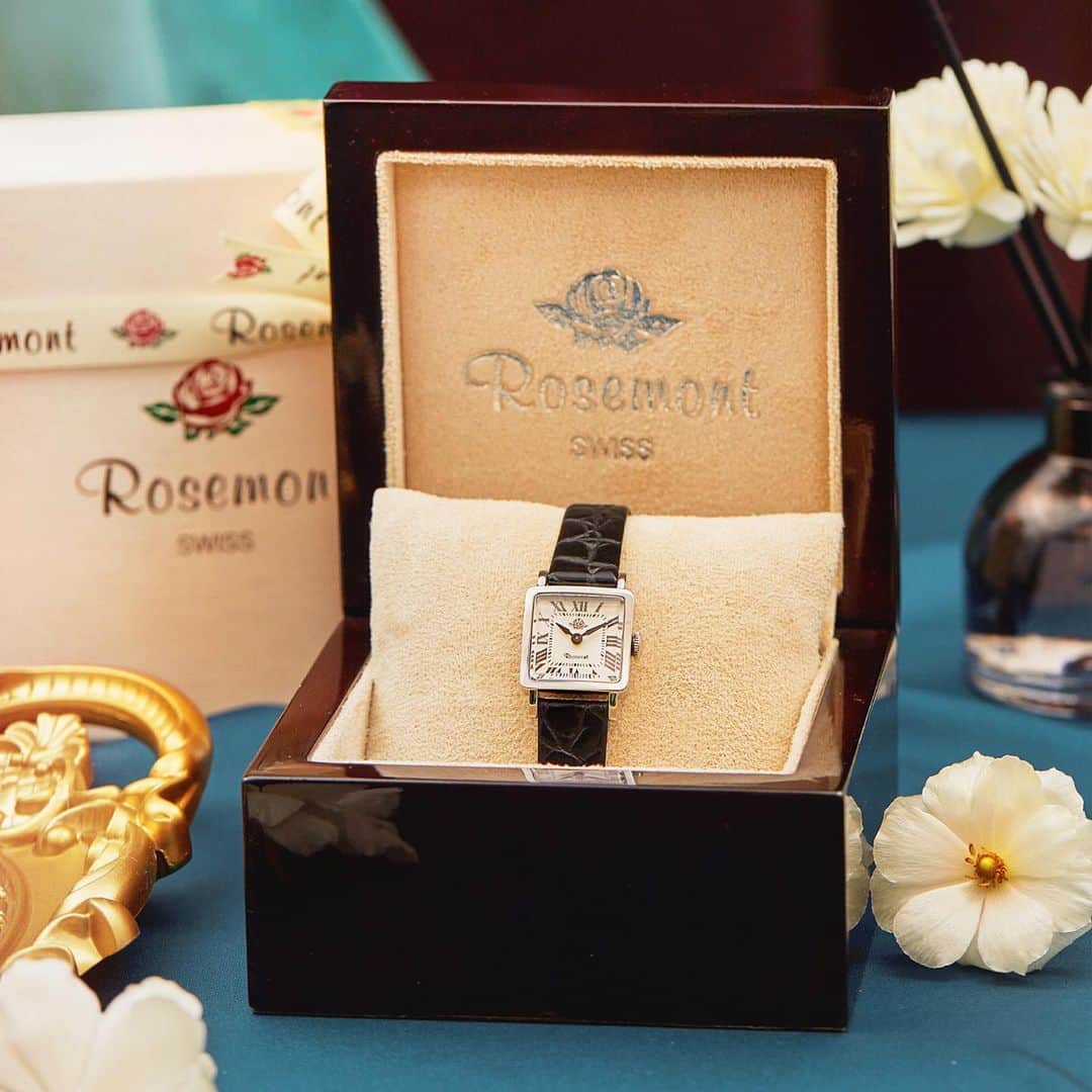 rosemont_jpのインスタグラム：「コーデを引き締める、シックなブラックベルトの腕時計。フォーマルシーンはもちろん、普段使いにもおすすめ。 . RS71-03 BK 税込 ¥37,400 . . #rosemont #ロゼモン #時計 #腕時計 #rs71 #スイス #クラシカル #アクセサリー #アクセ #コーデ #秋コーデ #手元 #暮らし #上品 #アンティーク #シルバー #ブラック #レザー #classic #watch #swissmade #homedesign #accessories #antique #fashion」