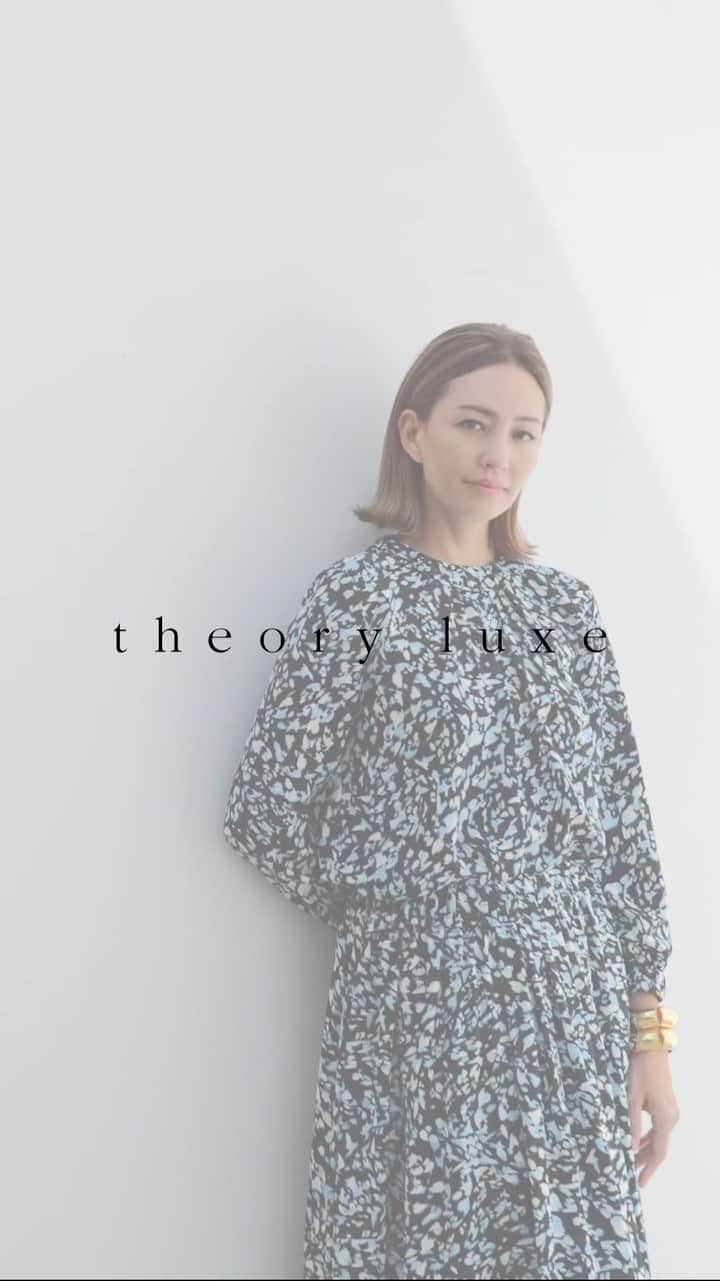 Theory luxe official account.のインスタグラム：「［FALL 2023 COLLECTION -Octber-］  秋の気配を感じ始めるシーズン。 本格的な冬の到来に備えて手に入れたいアウターウェアは、上質な温かみをもたらすラグジュアリーなエッセンスがポイントに。  リッチなエクリュをメインカラーに、柔らかなブラウンや ゴールデンベージュなどがナチュラルな華やぎを与えます。  今カタログを手掛けたスタイリスト髙橋リタさんによるコーディネート解説は、今すぐ取り入れたいスタイリングのヒントが満載です。  #theoryluxe #セオリーリュクス #カシミヤコート #セットアップ #プリーツスカート」