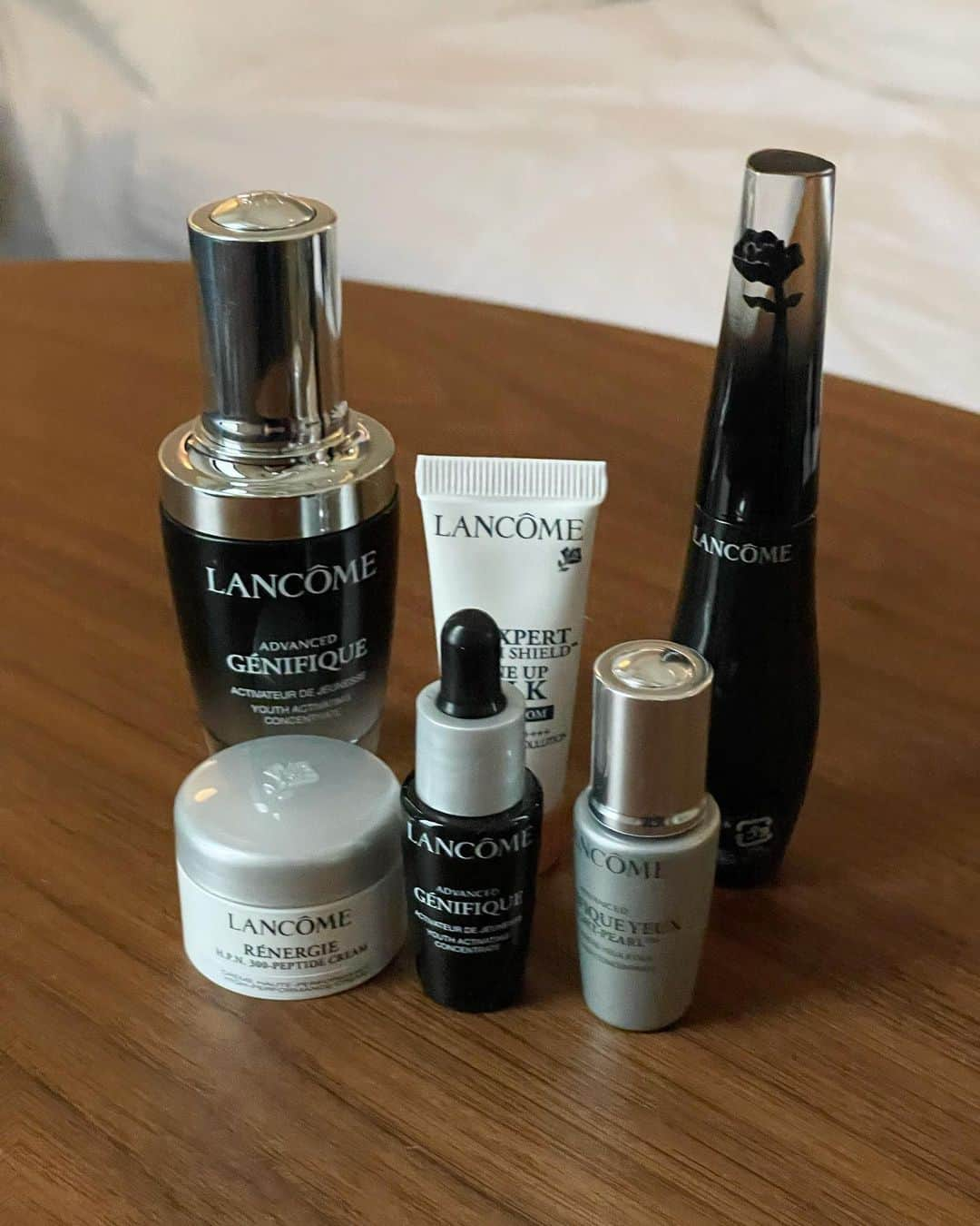 絵梨佳さんのインスタグラム写真 - (絵梨佳Instagram)「.  届くのが待ち遠しかった LANCOMEのクリスマスコフレ🖤📢  LANCOMEといえばのジェニフィックの美容液を初め、コスメも入っている盛りだくさんな内容です✍️  特にお気に入りなのが、マルチパレットとミニサイズのリップ🎨 マルチパレットはアイシャドウにも、チークにも使える万能パレット。 ホリデーシーズンらしいキラキラのカラーから、普段使いしやすいマットカラーまで揃っているので、このパレット1つでメイクが完成しちゃう✨持っているだけで眼福アイテムです👼🏻 リップのカラーもとっても上品でかなりお気に入り。ツヤ感も出て大人な雰囲気を簡単に演出できちゃいます💋  このビューティーボックスは10月13日（金）に発売開始です📢✨  #LANCOME #ランコム #ビューティーボックス #クリスマスコフレ #lancomeskincare #lancomemekeup #クリスマスコフレ2023 #PR」10月6日 20時00分 - ________erikaitou___