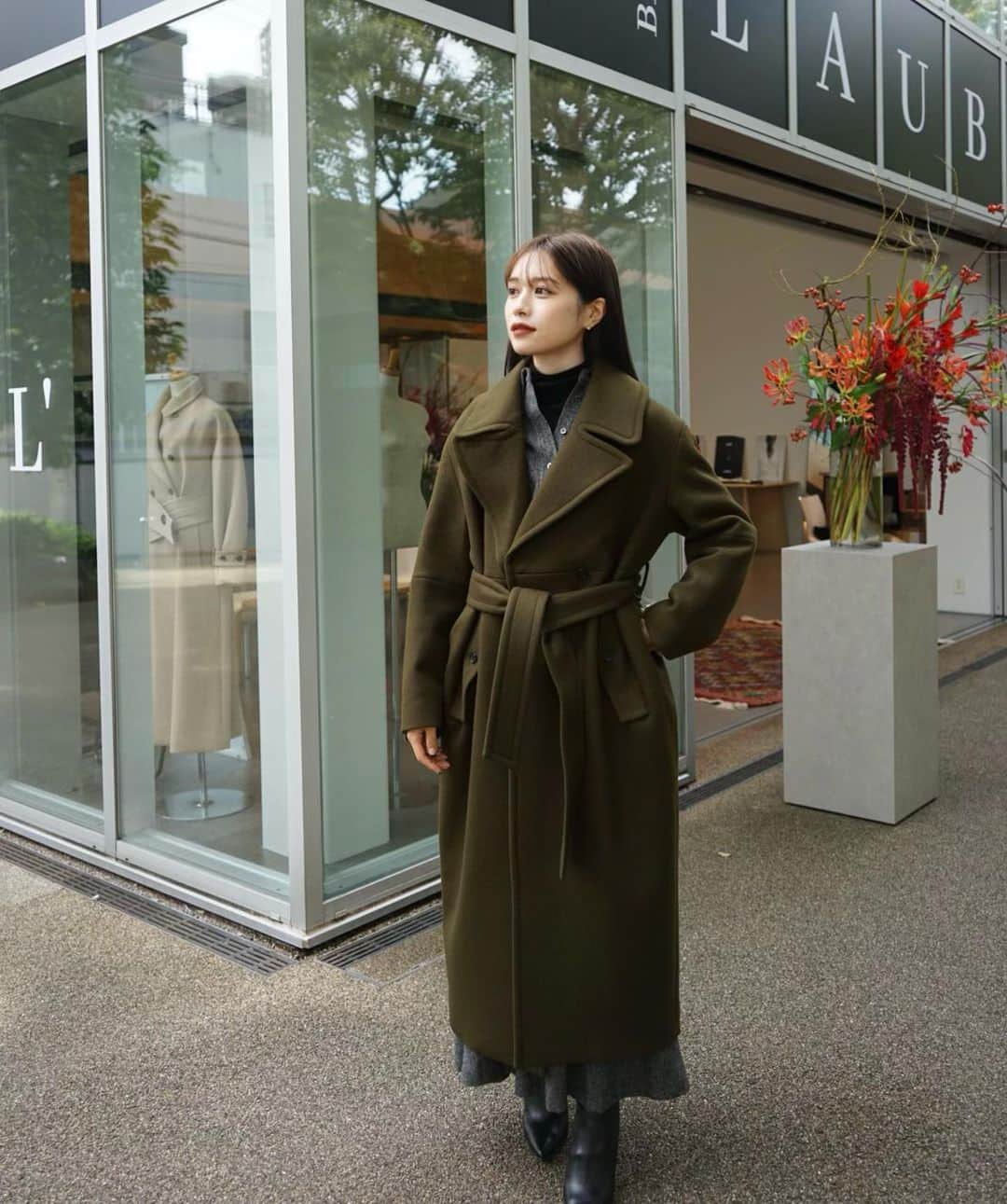 のインスタグラム：「Double-breasted Wool coat / Khaki  秋冬らしい深みのあるカーキ。展示会でも大人気でした😌  肌が明るく見える絶妙なカーキブラウンのカラーです🍂」