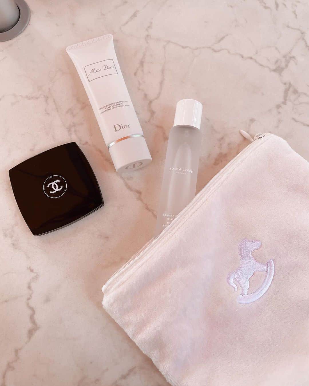 ハンナミのインスタグラム：「初のBaby line🫏🤍✨  こだわり詰まったポーチが ついに! 今日から発売開始しました ♡  滑らかな肌触りのシャーリング生地を使用していて、 デリケートな赤ちゃんのお肌にも最適です ˎˊ˗   もちろん, 幅広い層の方にご使用いただける ポーチとしてお作りしたので、 わたしはその日の持ち物をまとめて入れたりしてます☺️」