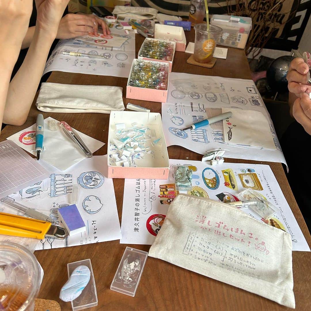 津久井智子さんのインスタグラム写真 - (津久井智子Instagram)「#津久井智子の消しゴムはんこ教室  秋の教室は、活版印刷で2024年のカレンダーが印刷されている、12枚組のハガキサイズのカードセットを配布。  新作図案の「日本のお料理12カ月」 を、それぞれに彫って押して、 2024年のカレンダーを作っていただけます😊  先週末、浅草橋と三島で行われた教室の様子をUPします😊 残りは2箇所  ・10/12(木)10:00-12:00熱海レモナキッチン ・10/14(土)10:30-12:30 横浜BUKATSUDO  にて、同じ内容を予定しています😊  詳細・ご予約は津久井智子HP 「消しゴムはんこ教室」のページをご覧ください😊」10月4日 21時56分 - tomokotsukui