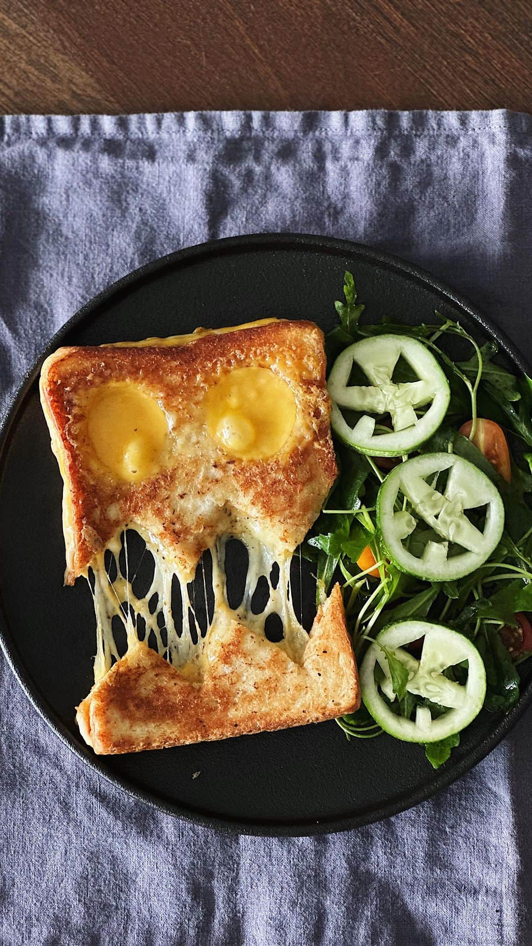 Samantha Leeのインスタグラム：「Indulging in spooky vibes with every bite of this haunted grilled cheese sandwich.  #halloween #grilledcheesesandwich #leesamantha #foodart」