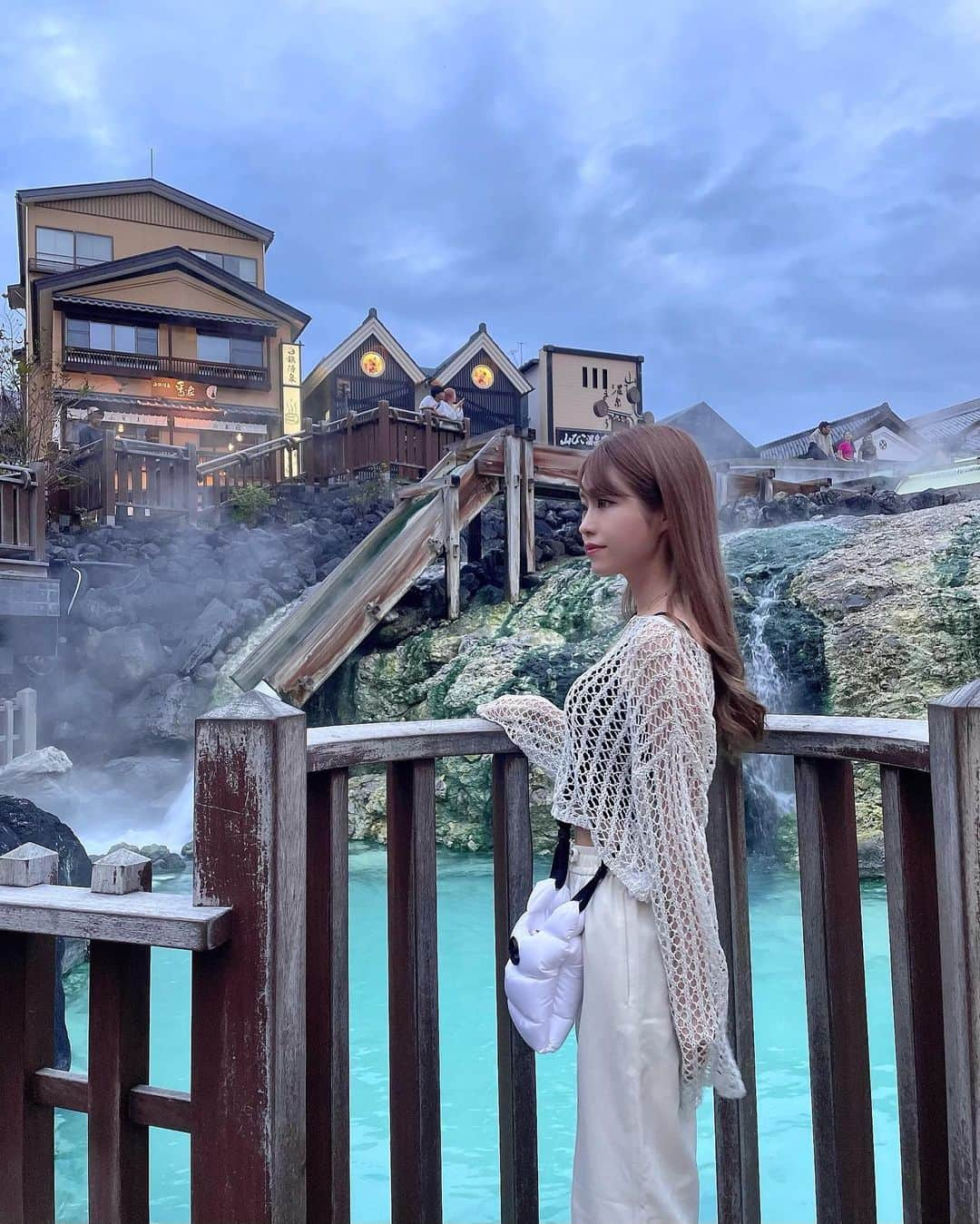 RYOさんのインスタグラム写真 - (RYOInstagram)「家族で草津温泉🐻‍❄️🩵  湯畑の夜が綺麗すぎて黄昏ました ぼーっとデジタルデトックスな2日間🥱💭✨  おばあちゃんおめでとう🫶🏻 パパからのプレートにはかなり戸惑ってた (笑)  #草津温泉 #湯畑」10月4日 21時57分 - 24kry