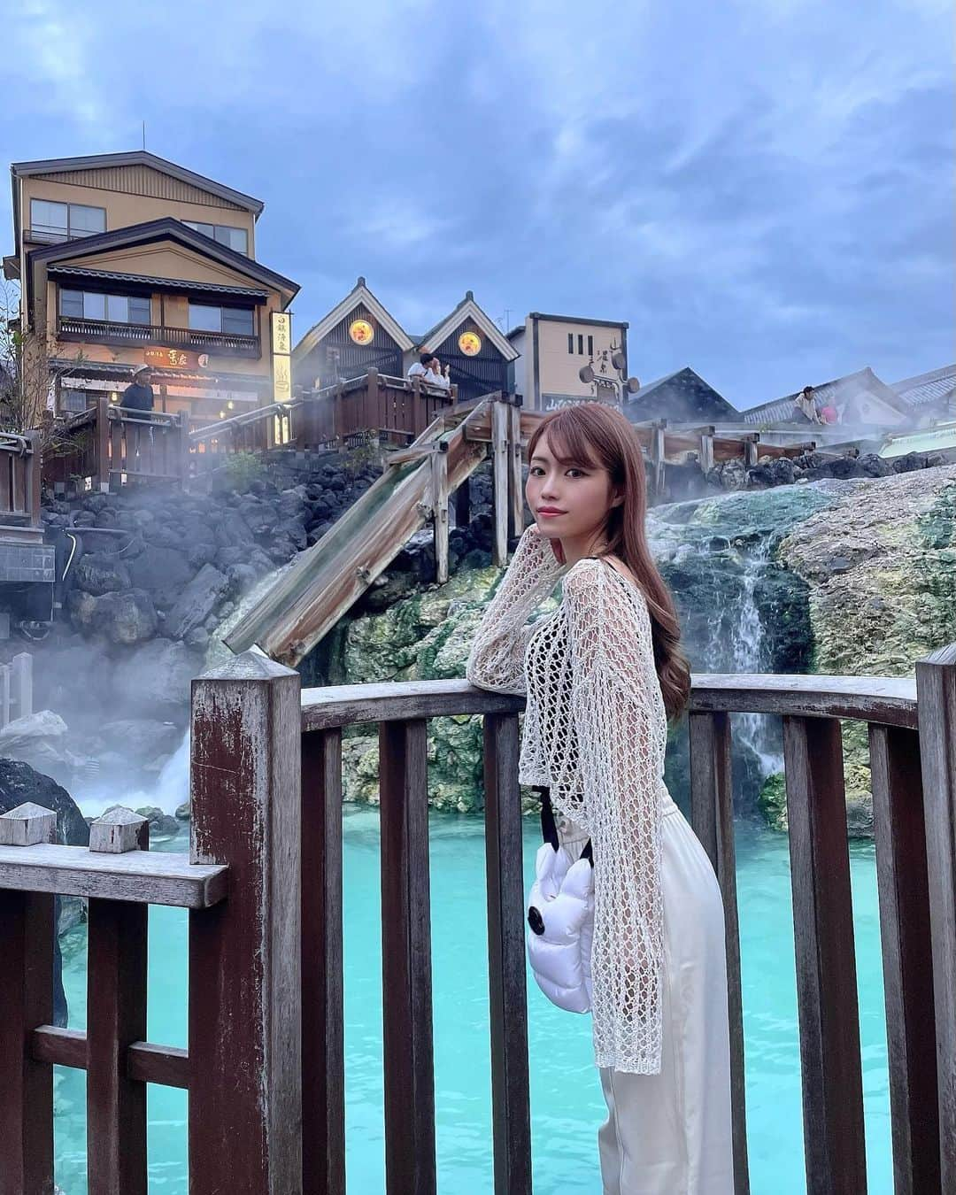 RYOのインスタグラム：「家族で草津温泉🐻‍❄️🩵  湯畑の夜が綺麗すぎて黄昏ました ぼーっとデジタルデトックスな2日間🥱💭✨  おばあちゃんおめでとう🫶🏻 パパからのプレートにはかなり戸惑ってた (笑)  #草津温泉 #湯畑」