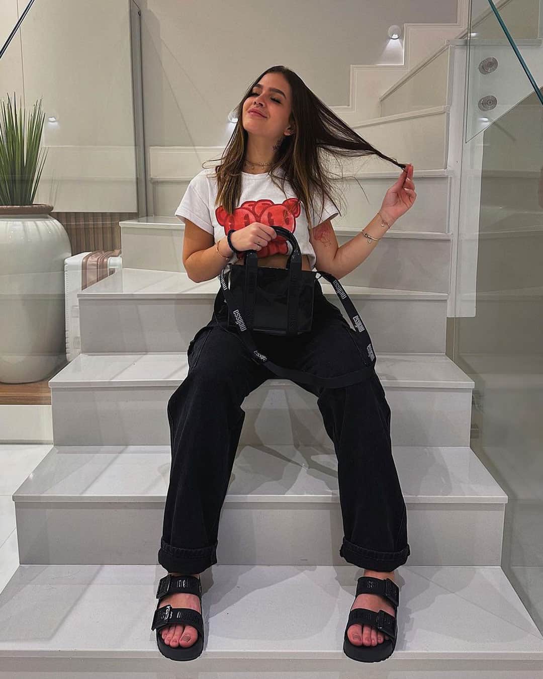 メリッサのインスタグラム：「Para hoje fiquem com a plenitude de quem sabe que está arrasando #ComMelissa 😌😉 A maravilhosa @melissamelmaia apostou em dois lançamentos super versáteis: #MelissaCozySlideMLover e #MiniDulceBag! Clica no link da bio e confira agora ✌」