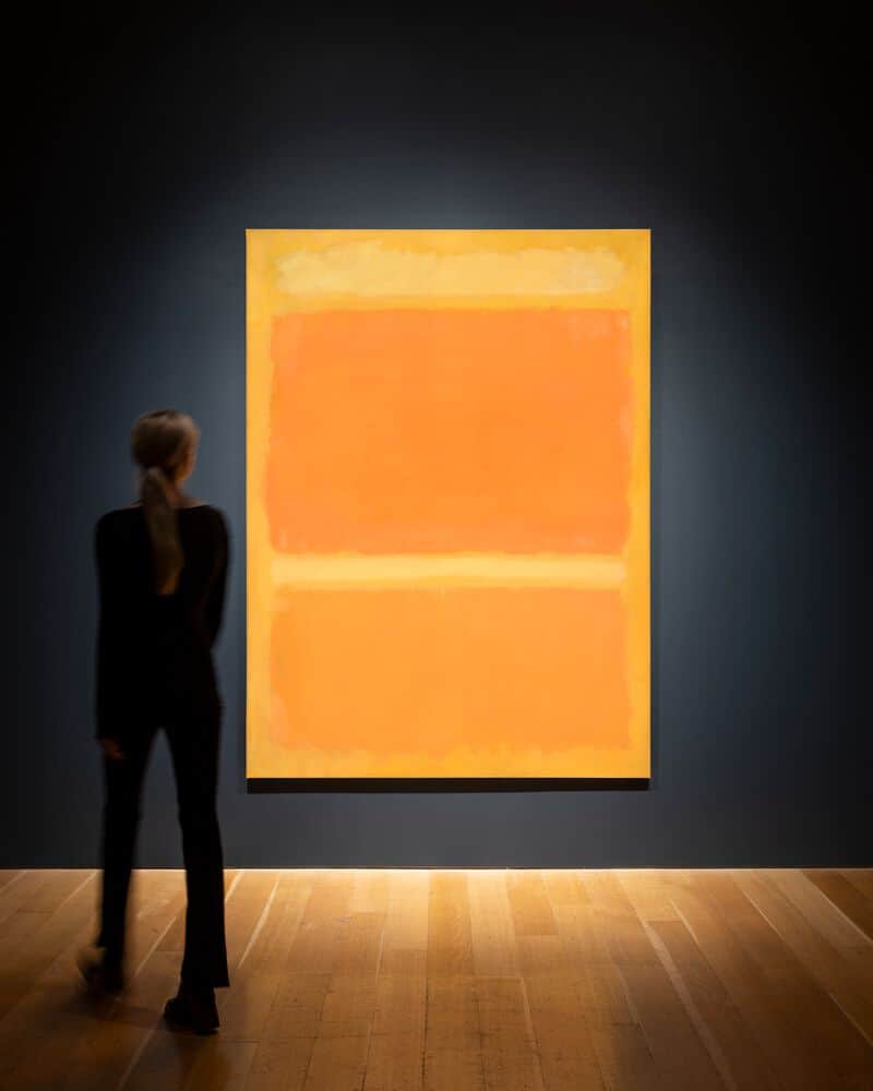 クリスティーズのインスタグラム：「Mark Rothko’s ‘Untitled (Yellow, Orange, Yellow, Light Orange)’ envelops the viewer in a dramatic golden glow. Painted in 1955, it encapsulates the aesthetic, emotional and psychological complexity that is the hallmark of Rothko’s most successful canvases.   This particular painting represents a highpoint in the depiction of his dynamic fields of color. In this prolific and lauded period of his career, Rothko created twenty-two canvases, over half of which reside in museum collections. ‘Untitled (Yellow, Orange, Yellow, Light Orange)’ remained in the artist’s collection until his death in 1970, before being acquired by the legendary collectors Paul and Bunny Mellon and was in their possession for nearly 50 years. We are thrilled to be offering ‘Untitled (Yellow, Orange, Yellow, Light Orange)’ as a highlight of our 20th Century Evening sale on 9 November in New York.   This work will be on tour with our New York 20/21 Highlights in Paris by appointment only 17-20 October.   20th Century Evening Sale | 9 November | New York」