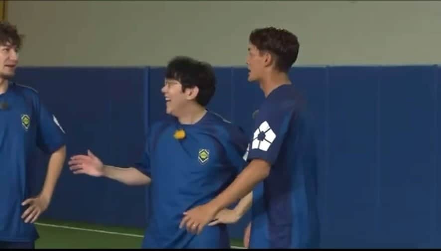 槙野智章のインスタグラム：「ブルーロックの技再現 凪誠士郎の技　 二段式空砲直蹴撃（にだんしきフェイクボレー） やってみました🤩  #ブルーロック　#凪誠士郎  #二段式空砲直蹴撃 #槙野智章 #makino」