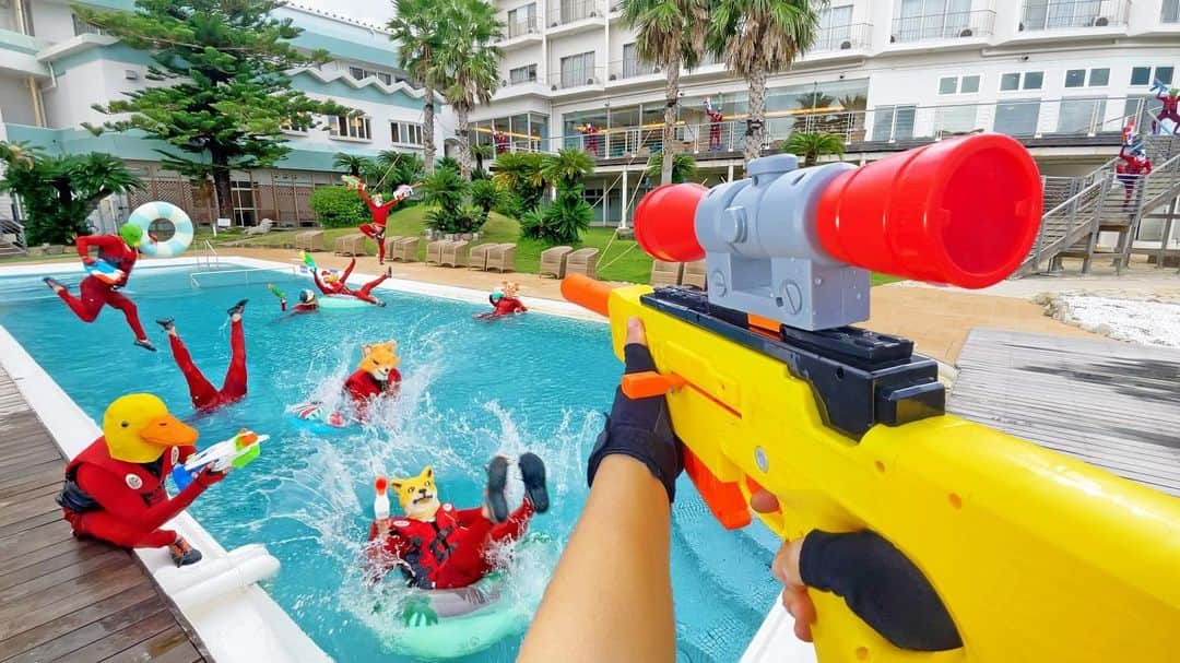 Kamiwaza Trickshotsのインスタグラム：「Nerf War | Water Park & SPA Battle 24🔫 ナーフ戦争 | 湯快リゾートプレミアムホテル千畳編🔥公開  今回の舞台は和歌山県のリゾートホテル！！🌴 プールや温泉、キッズパークなど様々なアクティビティを使ったナーフの戦いをお楽しみ下さい😎🔥 Activitalソックス(@activital.official )(@toshioteranishi )もスーパーアイテムとして大活躍しております🧦⚡️  @yukai_official  お忙しいなか撮影に全面協力して頂き本当にありがとうございました🙏  @kamiwaza.tomo @nari_kamiwaza @hidetorian  #nerf #nerfwar #nerfgun  #youtube  #湯快リゾート #ホテル千畳 #南紀白浜温泉 #activital #アクティバイタル」