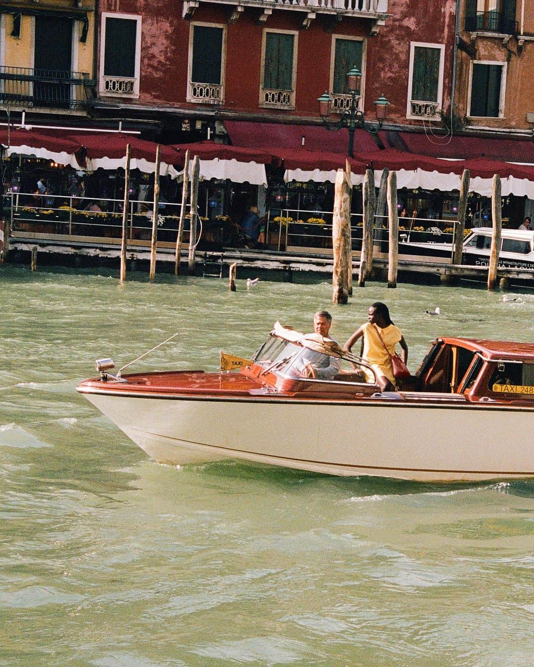 マンサー ガブリエルさんのインスタグラム写真 - (マンサー ガブリエルInstagram)「Dream the dream of Italy ☀️ Photographed by @chaumont_zaerpour in Venice, Italy #mansurgavriel」10月4日 22時00分 - mansurgavriel