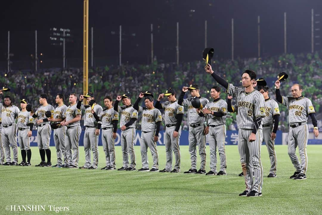 阪神タイガースさんのインスタグラム写真 - (阪神タイガースInstagram)「10月4日ヤクルト戦の試合写真です #阪神タイガース #JERAセリーグ #ARE」10月4日 22時00分 - hanshintigers_official