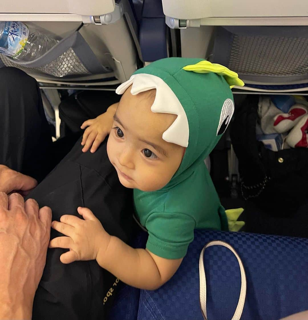 神田咲凛のインスタグラム：「帰りの飛行機✈️ あんまり寝ずに遊んでた👶🏻 満員の飛行機だったから歩きたいって ぐずらないか内心ヒヤヒヤだった😂爆笑  . . . . - . / . . . . . / . . . . . / . #赤ちゃんのいる生活 #赤ちゃんのいる暮らし #赤ちゃんコーデ #赤ちゃん連れ旅行 #赤ちゃん連れ沖縄 #沖縄旅行 #空港#空港コーデ#羽田空港 #空港ファッション #旅行コーデ #マザーズバッグ #ベビー服#母娘コーデ #母娘旅 #セットアップコーデ#飛行機#機内#那覇空港#空港ファッション #ベビー服#1歳#1歳女の子 #令和4年ベビー」