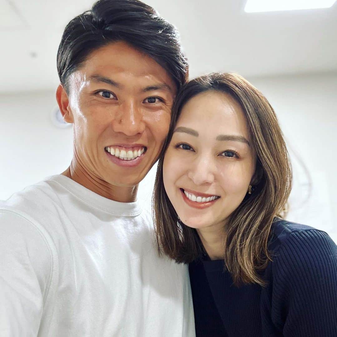 福間文香のインスタグラム：「“泣き虫のパパ” @kosuke_ota_official  お久しぶりの投稿になります。 昨日は太田 宏介の引退会見でした。  登場して０.1秒という史上最速なんじゃないか。という速さで涙が込み上げてきてしまった宏介。実は当日の朝、向かっている車中で何度も何度もシミュレーションをして、最初の言葉も練習したりしていました。涙はグッと堪えてお話をしたい！と言っていたのですが、０.1秒で溢れた涙。  きっとお世話になった記者の皆さんの顔を見て、嬉しくて、ほっとして一気に感情が溢れてきたんだと思います。  いろんな引退会見があると思いますが、昨日の会見は 太田 宏介らしい すごく素敵な会見だったと私は思います。  隣で見ていて、宏介はたくさんの方から愛されているんだなと改めて実感した1日でした。  関係者の皆様、記者の皆様、ファンサポーターの皆様、支えてくださっている皆様に感謝の気持ちでいっぱいです。  残りわずかな現役生活ではありますが、どうか太田宏介をこれからもよろしくお願いいたします！  私も子供達も全力で応援します！  最後に、太田が昨日の会見でも履いた、勝負パンツ。 を本人には無許可で載せておきます☺️⚽️  ありがとうございました⚽️  @ayakafukuma  @kosuke_ota_official」