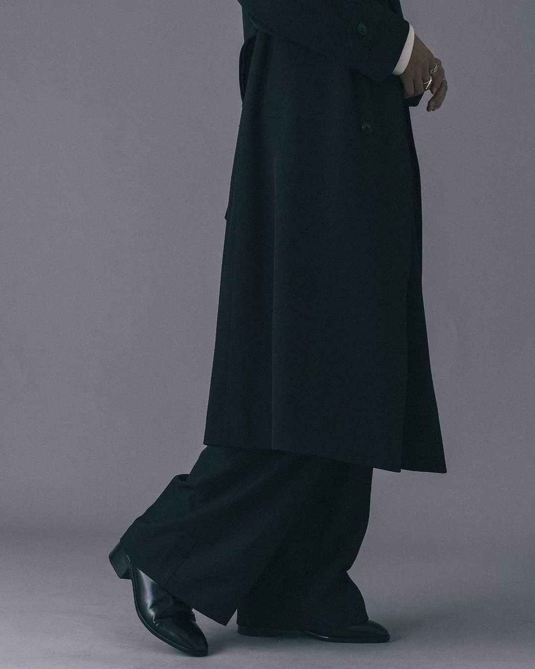 Lui's Lui's official instagramさんのインスタグラム写真 - (Lui's Lui's official instagramInstagram)「23AW BLACK CODE  ⬜︎ faux leather stand blouson ¥26,400  ⬜︎ Cardboard sweatshirt full zip hoodie ¥13,200  ⬜︎ long trench coat ¥42,900  #セットアップコーデ #セットアップ男子 #秋服コーデ #秋服メンズ」10月4日 22時04分 - luis_official___