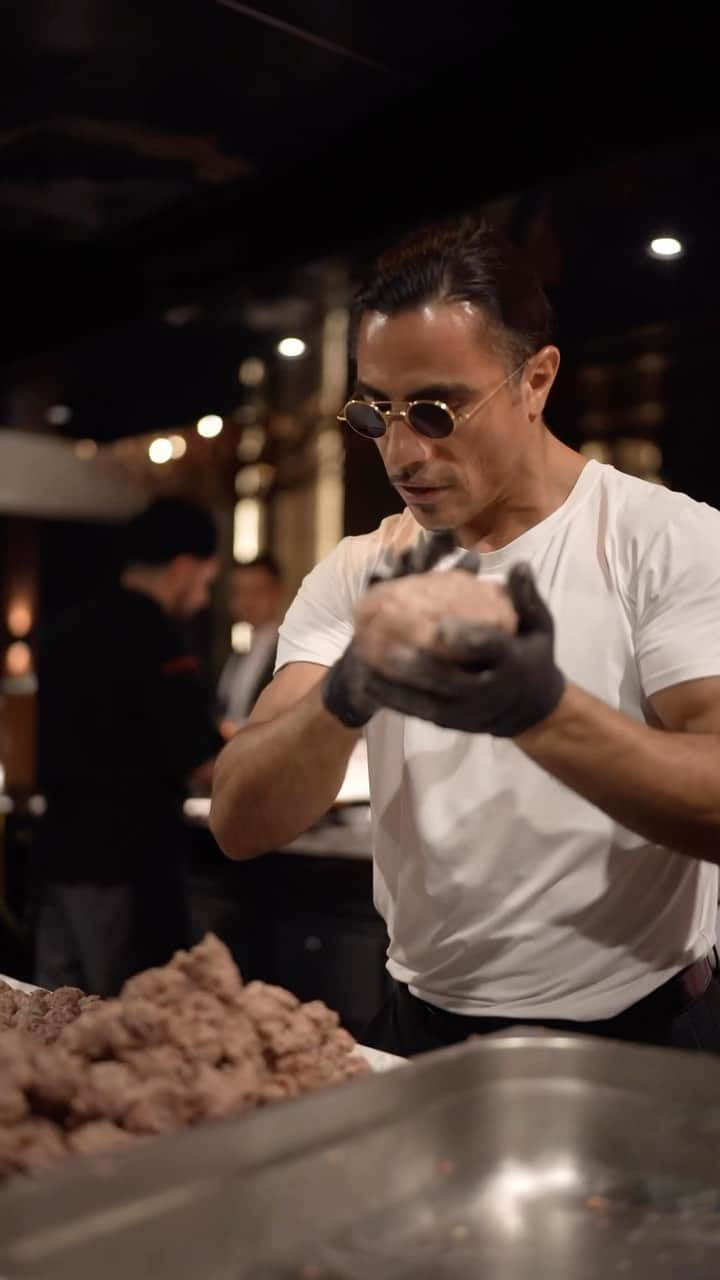 Saltbae（ヌスラット・ガネーシュ）のインスタグラム：「Dunya tarihinin en İyi koftesi #saltbae #salt #saltlife」