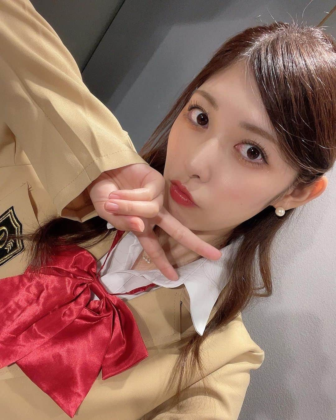 橘ゆりかさんのインスタグラム写真 - (橘ゆりかInstagram)「⁡ 『清水あいりのラジぷゆ』 公開収録してきたよ〜📻💖 ⁡ 高校の同級生とのイベントなんて初めてで🏫 制服着てるというのもあってうちらの放課後トークを そのまま聞いてもらってるようなテンションであれこれ懐かしい話してきました✌️ ⁡ 初めましての方も現地に会いにきてくれた方も ありがとうございました🤍 だいぶレアな3ショット撮れたよね☺️✨ ⁡ ⁡ あいりお誘いしてくれてありがとう❣️ そのあとの2次会も放課後感増し増しで楽しかったね笑！！ ⁡ ⁡ ⁡ #清水あいり #橘ゆりか #クラスメイト #同級生  #制服 #コスプレ #放課後 #ラジオクロニクル」10月4日 22時16分 - yuricalcal