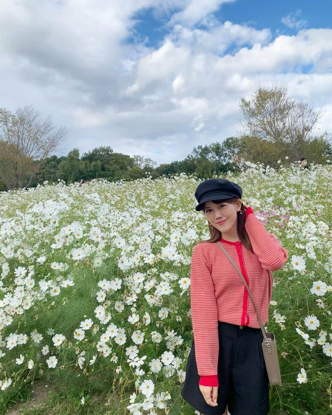 上坂由莉のインスタグラム：「🌾🍁 急に肌寒くなりましたね🤧 今日からお風呂の温度を上げました🛁笑 ⁡ ⁡ 去年は万博公園へ行きましたが、 今年はどこへコスモス観に行こうかな🌸 ⁡ ⁡ #秋支度 #万博記念公園 #秋桜 #大阪観光 #大阪旅行 #コスモス #秋ファッション #秋コーデ #ユニクロ #カジュアルコーデ #シンプルコーデ #ユニクロコーデ #ユニジョ #キャスケット #おでかけスポット #おでかけコーデ #お花好き」