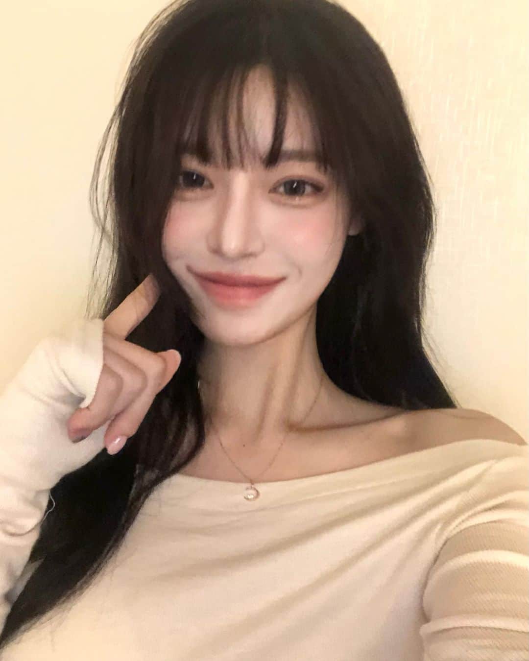 ウィ・ソンヒのインスタグラム：「잘 없는 웃눈 사진 .. 이마 깐 사진 ..  착용한 목걸이는 @rubyd_gold 제품입니다. ♡」
