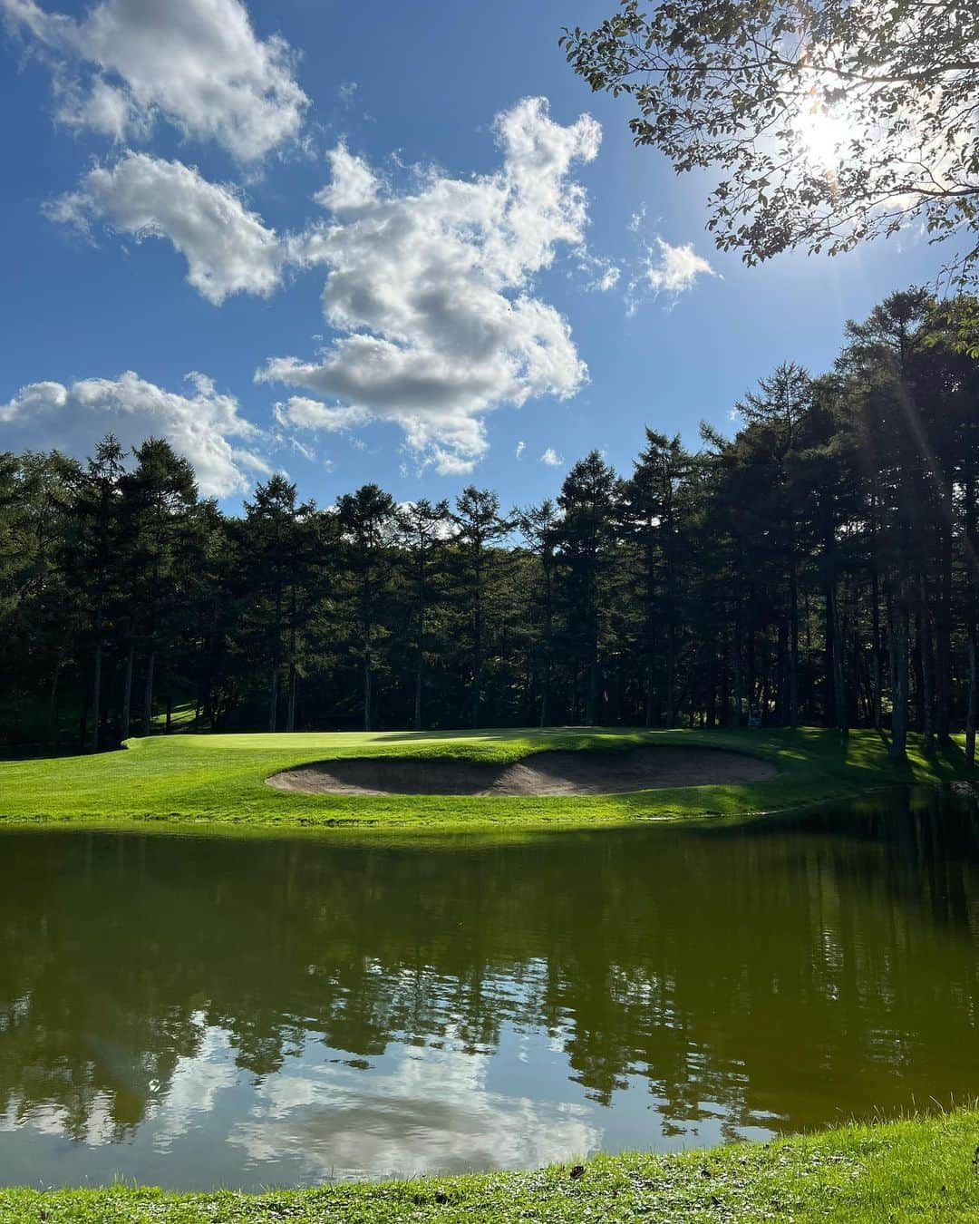 中村優さんのインスタグラム写真 - (中村優Instagram)「⛳️ULTIMATE365TOUR EXPERIENCE2023⛳️ @adidasgolf @adidastokyo  COLD.RDYのウエアで北海道のニドムクラシックをラウンド🏌️‍♀️🏌️‍♂️  昨日と今日、北海道の朝晩の気温は12℃前後と寒かったので、保温性が高く温かいCOLD.RDYのウエアがちょうどよかった🙌🏼 日中は20℃くらいまで気温が上がりましたが、汗をかいてもウエアが濡れる感覚がなく、さらりとした着心地が続いて快適でした✨😆  これからどんどん寒くなる秋冬のラウンドで活躍してくれそうです💪  シューズは、なんと！3Dプリントで作られた4Dミッドソールを使用した「MC87 4D」👟 これが想像以上に軽く、歩きやすくてびっくり🫢💖 ソールに芝刺さりそう〜と思うじゃないですか？！実際そうなるけど、ラウンド後ぶしゅーっとエアー吹きかけるとすんごい綺麗になります🫡 #adidasgolf#adidastokyo#giftedbyadidas#pr #COLDRDY#アディダスゴルフ#コールドレディ」10月4日 22時10分 - nkmr_yu