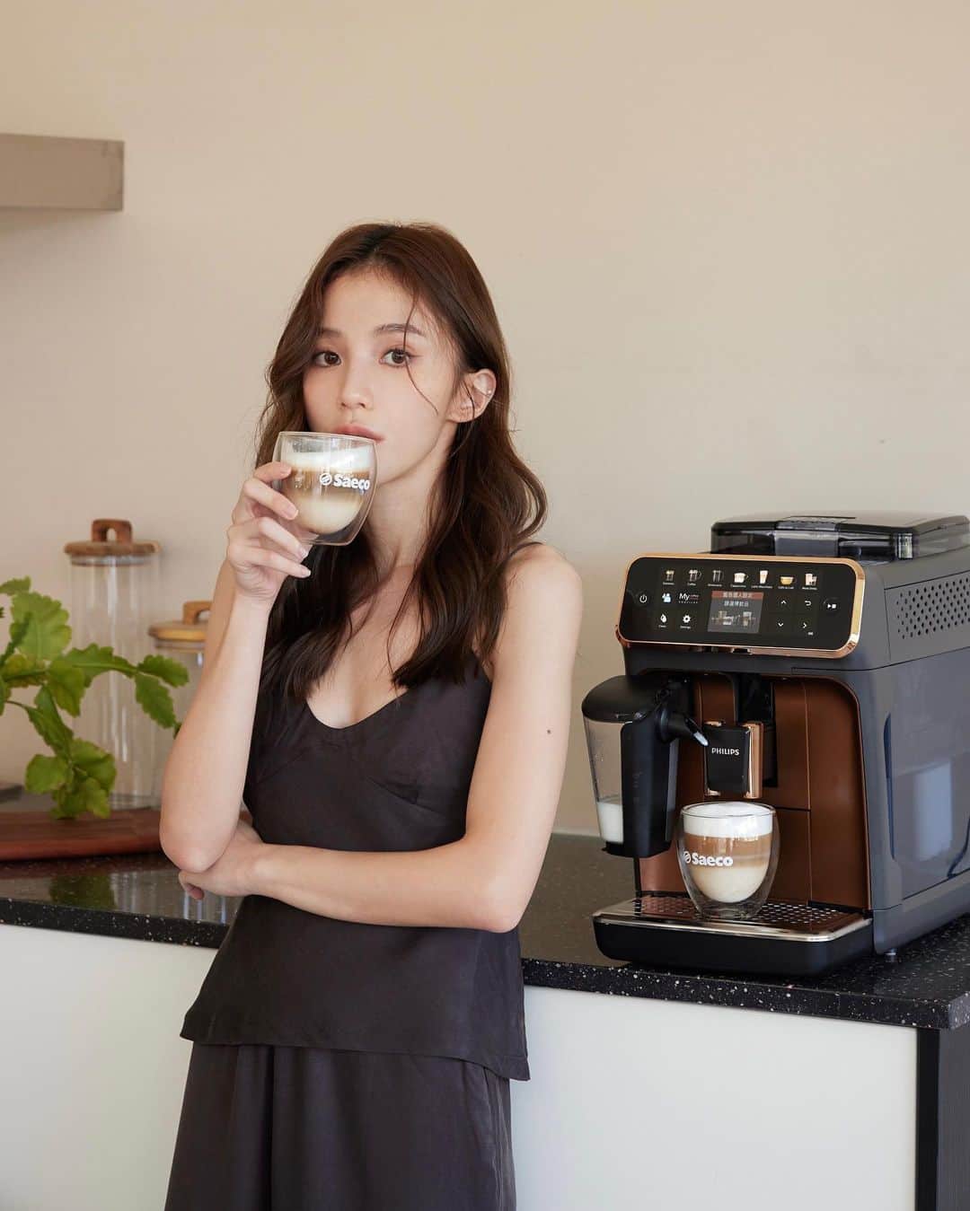 チャン・チュンニンのインスタグラム：「用一杯雲朵拿鐵開啟一天，我的第一台咖啡機「飛利浦全自動義式咖啡機LatteGo EP5447」放假沒事的時候，還會為了買杯咖啡出門，自從有了這台飛利浦LatteGo EP5447，連門都不出了(笑)  外型簡約優雅，帶玫瑰棕色金屬感的配色非常適合我，站在咖啡機前思索一下今天要喝什麼後，開啟機器開關那刻，就像是開啟整天的開關一樣精神都來了，這種感覺真的太太太幸福☺  飛利浦Saeco創立於1981年，是全自動義式咖啡機的發明品牌，所也是我選擇的主要原因，加上這台咖啡機除了能製作正統義式咖啡外，讓我很驚訝的是有業界首創「無管線」奶泡系統，以虹吸原理將牛奶與空氣混合製作奶泡，綿密度提升25%、操作音量減 50%，一鍵按下就可享受到雲朵拿鐵的細緻綿密感！另外LatteGo EP5447採用了100%陶瓷研磨，低溫研磨能避免研磨過程升溫影響到咖啡香氣、S.A.S.智慧研磨系統還能根據咖啡豆種特性調整研磨速度與力道，每一口皆是最純淨的咖啡風味。  全彩色中文觸控台螢幕，12種咖啡飲品選擇+咖啡濃度+奶泡量+水量都是能隨意調整也是我特別喜歡的一點，不會很枯燥單一無聊，趕時間的話也不用擔心，LatteGo EP5447內建4組個人記憶功能，照著上次喜歡的按下快速沖泡完成。  綜合以上所有優點資訊是我選擇它的原因，畢竟是我的第一台咖啡機當然也是做了很多功課🤭  另外飛利浦是兩年全球保固與到府服務，購買後撥打客服專線即享專人到府服務🙂 快趁週年慶到全台飛利浦百貨專櫃體驗試飲！購買還享有好禮滿額贈。  momo 購物網也同享優惠！ https://momo.dm/ziE2Vb   #飛利浦 #Saeco #全自動義式咖啡機領導品牌 #LatteGo #EP5447 #雲朵拿鐵機  #一鍵探索品味細節  #義大利行家品味認證  @philips_saeco.tw  @philipshomelivingtw」