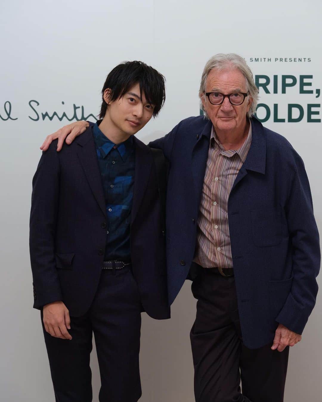 平田雄也のインスタグラム：「15日までBANK GALLERYにてポップアップ開催中につき。一足先にお邪魔してきました👍🏻  数年ぶりにお会いできました 変わらず格好良い。 素敵なPaulさん🎨  #stripeunfolded #paulsmithcampaign2023 #paulsmith #fashion」