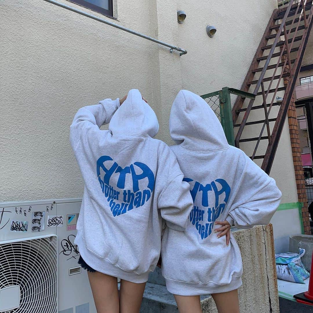 まあやのインスタグラム：「⁡ 店舗限定HOODIE 🩵大阪店は ブルーでの販売です ＾＾  私の身長でもダボッと1枚で着れちゃうから嬉しい😮‍💨🎀  #hth#hth_style#hth_hep #hth_harajuku」