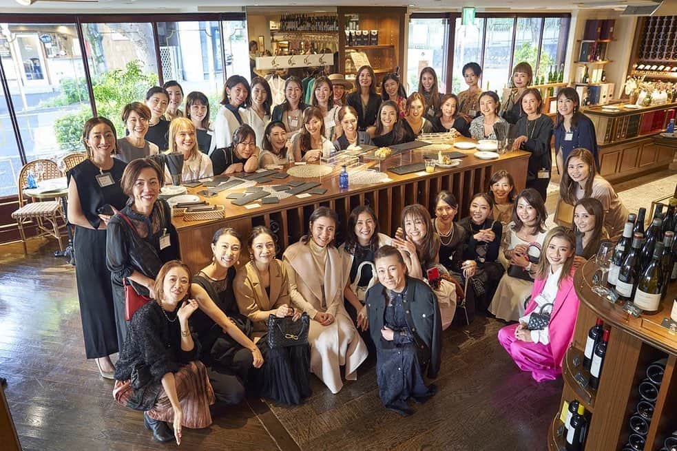 Hikari Noguchi 野口 光のインスタグラム：「編集部から、マリソル美女組オフ会の集合写真をを共有いただきました🙇‍♀️パワーをいただきました！  @marisolmagazine  @shop_marisol  @caveslegrand_jp   #ChampagneBollinger #ボランジェ #ボランジェロゼ #winetostyle #働く40代はマリソル #マリソル #Marisol美女組 #マリソル美女組 #ルグラン東京」