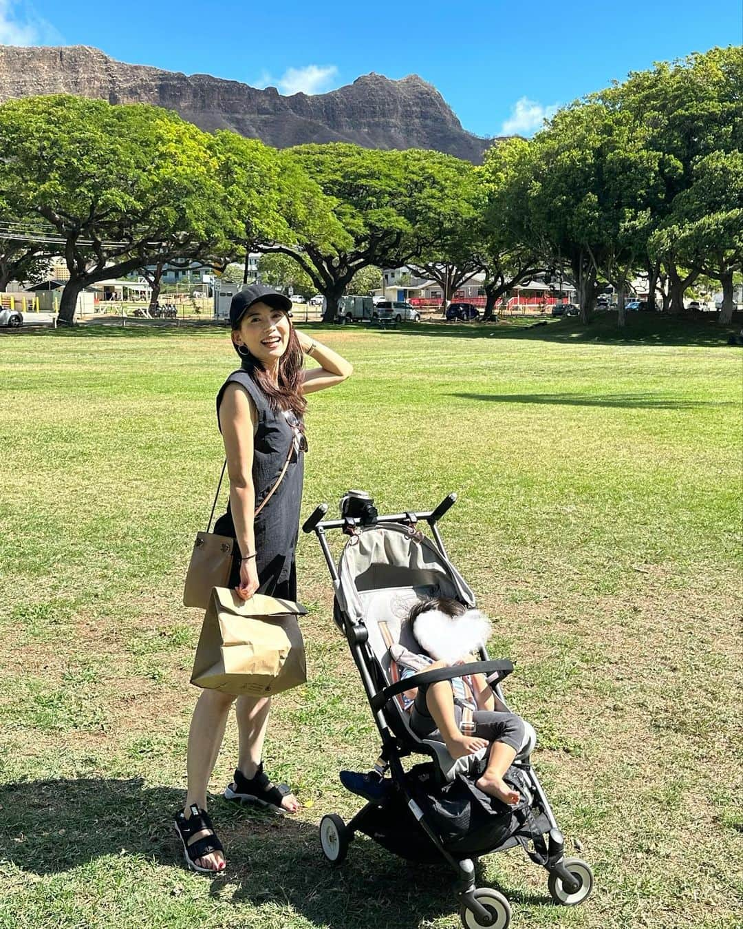 早川茉希さんのインスタグラム写真 - (早川茉希Instagram)「【子連れハワイ🌴便利だった物🧳】 必要品は人それぞれだと思いますが、 今回持って行って良かった物リスト💁🏻‍♀️  ☑︎サランラップ ☑︎割れない小皿、紙皿 ☑︎レンジで温めるご飯、海苔、ふりかけ🍚 ☑︎食器用洗剤🧽洗濯用洗剤、柔軟剤🫧 （それぞれミニボトルに入れて） ☑︎洗濯用ネット ☑︎子ども用ハンガー（100均の薄くて軽いやつ） ☑︎機内用フットレスト  まぁ、いざとなったらワイキキは 何でも手に入る安心感がある🫶  現地の👦🏻ご飯はパン系ばかりになってしまって🥞 🍙を握って与えました！ スーパーで🍌やヨーグルトなども調達しました😊  最後に2泊したリッツは キッチン、洗濯機付きでやはり便利✨ 帰国翌日から通常運転だったので たくさん洗濯して帰って良かった😂👕 洗剤、柔軟剤はホテルについてたり購入できたりするけど、 ミニボトルに入れ替えて持って行きました🧴🫧 お部屋で小物洗いするのにも🙆‍♀️  シールブックやおもちゃも持って行ったものの 意外にも全然使わなかった😂 一体何して機内で過ごしてたのか不思議。笑 通常、必須アイテムだと思います。笑  ワイキキへ戻った後半は ボガーツのアサイーボウルを食べに行ったり 公園やプールで遊んだり ファミリーフォトを撮ってもらったり🥹📸  最後に息子がようやくプールを楽しめるようになり 成長を感じた旅でもありました☺️💓  #ハワイ #子連れハワイ #夏休み #子連れ海外旅行 #2歳フライト #旅行の便利グッズ #ワイキキ #ボガーツ #アサイーボウル #どこでも公園🌱 #ハワイの公園は空が広い  #hawaii #travelphotography #travelgram   🏷️ #maki_hawaii2023  #ストーリーハイライトにも載せています🫶🌺」10月4日 22時23分 - maki_hayakawa