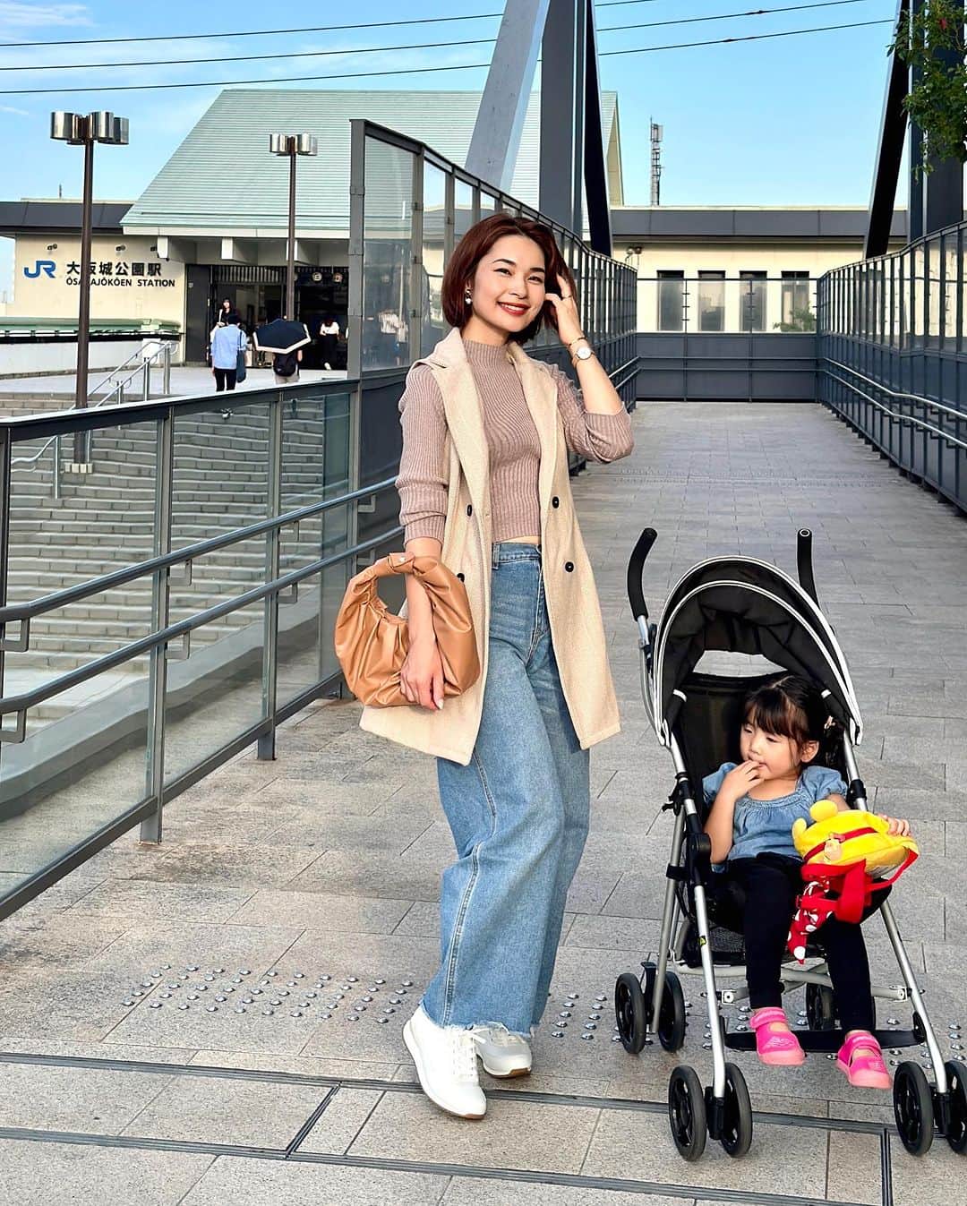 三佐和あやのインスタグラム：「PR 陽が沈むのが 早くなったね！ 秋コーデに新調した スニーカーが、  広ーい 大阪城公園で たくさん歩いて、 1日 履きっぱなしでも 疲れなかった！  素材は、 リッチでおしゃれなレザーで  ホワイトに シルバーのアクセントが輝いてて 気に入ってるよ✨  レザースニーカーって 一般的には 重たいのが 多いけど、  私が履いてる アカイシの スニーカーは、 ランニングシューズと同じくらいの 軽さなの！✨  クッションがソフトで 歩き疲れないから、 ほーんと、助かっているよ☺️  おすすめだから、 チェックしてみてね🎵  ︎☑︎ブランド紹介  　AKAISHIは、外反母趾など 様々な足の悩みを持つ方が、  歩くことで足の健康を  とりもどす靴を研究開発している ブランドです。  　数千人の足裏の形から導き出された AKAISHIオリジナルのインソールは履いた瞬間、 　足裏に吸いつくようにフィットします。  　→公式通販サイト：「AKAISHI　靴」で検索  @akaishi.official   #AKAISHI #AKAISHI公式通販 #アカイシ #ArchFitter #アーチフィッター #新商品 #外反母趾 #足底筋膜炎 #足が痛い #スニーカー #ウォーキングシューズ #レースアップシューズ #シューズ #pr」